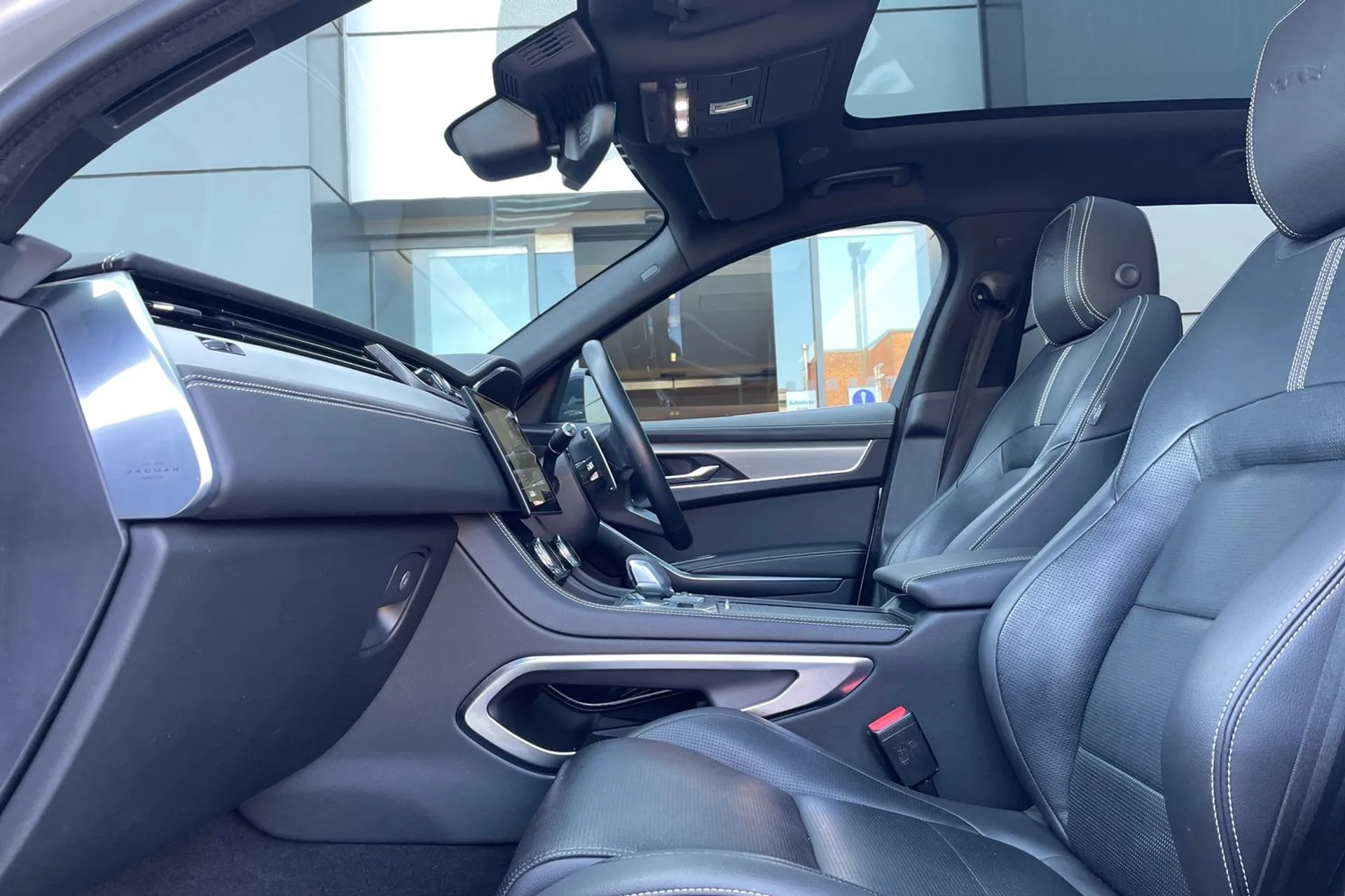 Jaguar F-PACE thumbnail image number 45