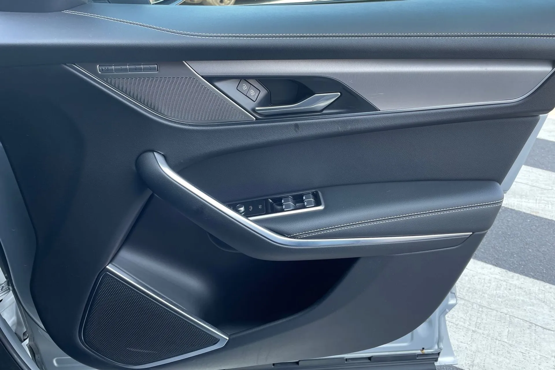 Jaguar F-PACE thumbnail image number 19
