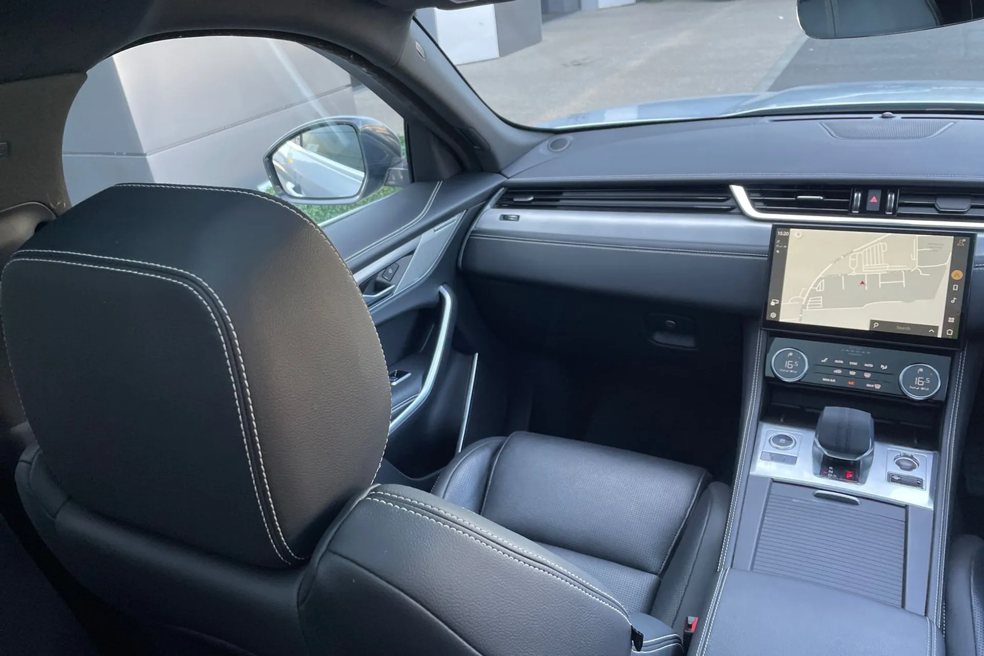 Jaguar F-PACE thumbnail image number 51
