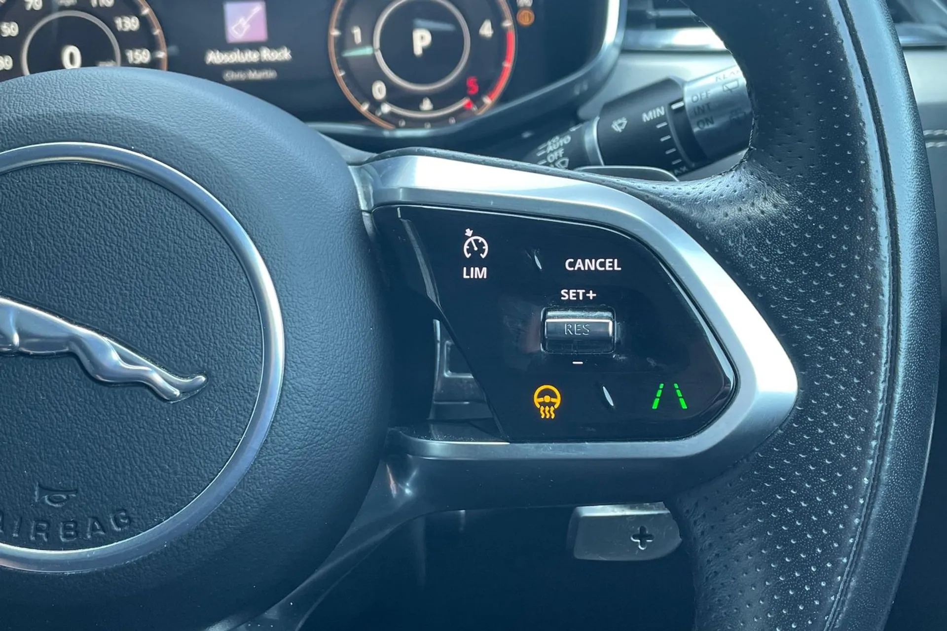 Jaguar F-PACE thumbnail image number 31
