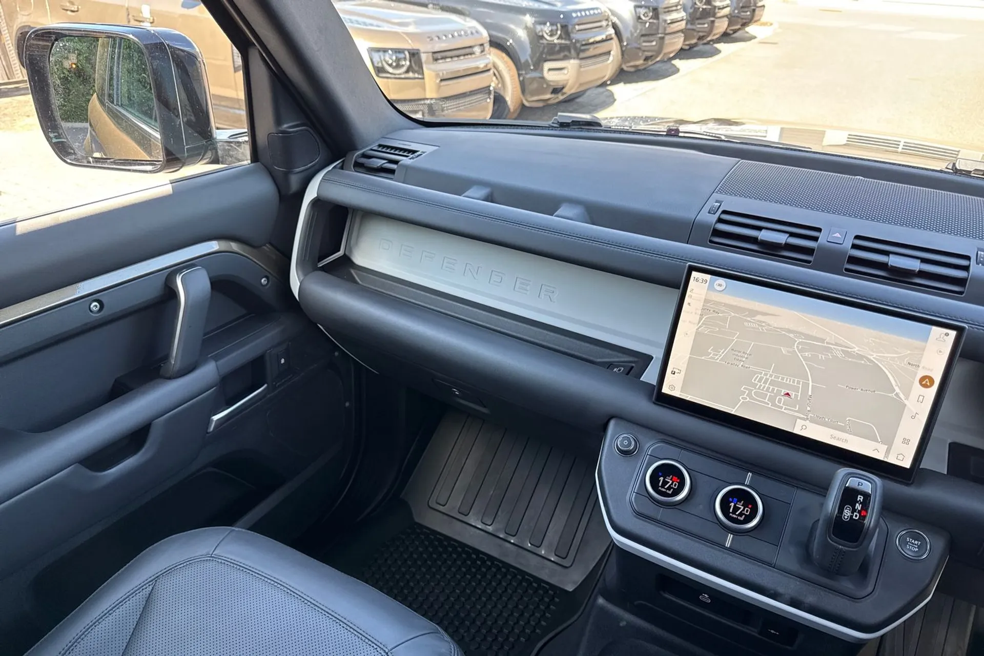 LAND ROVER Defender 90 thumbnail image number 24