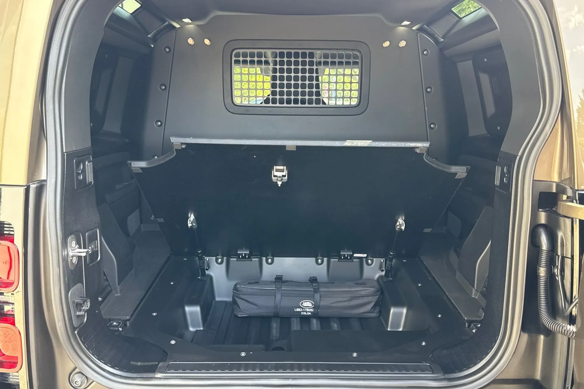 LAND ROVER Defender 90 thumbnail image number 35