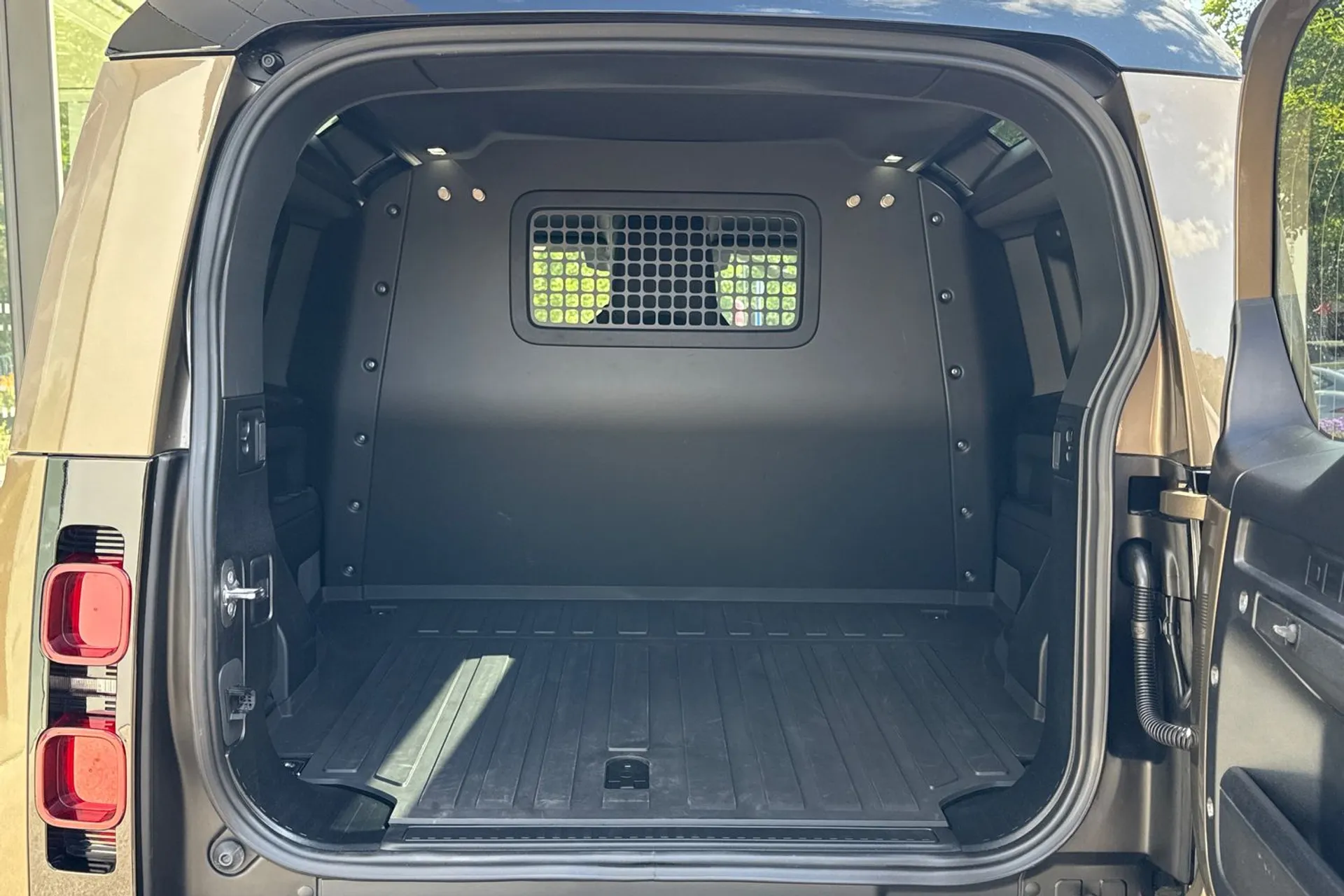 LAND ROVER Defender 90 thumbnail image number 33
