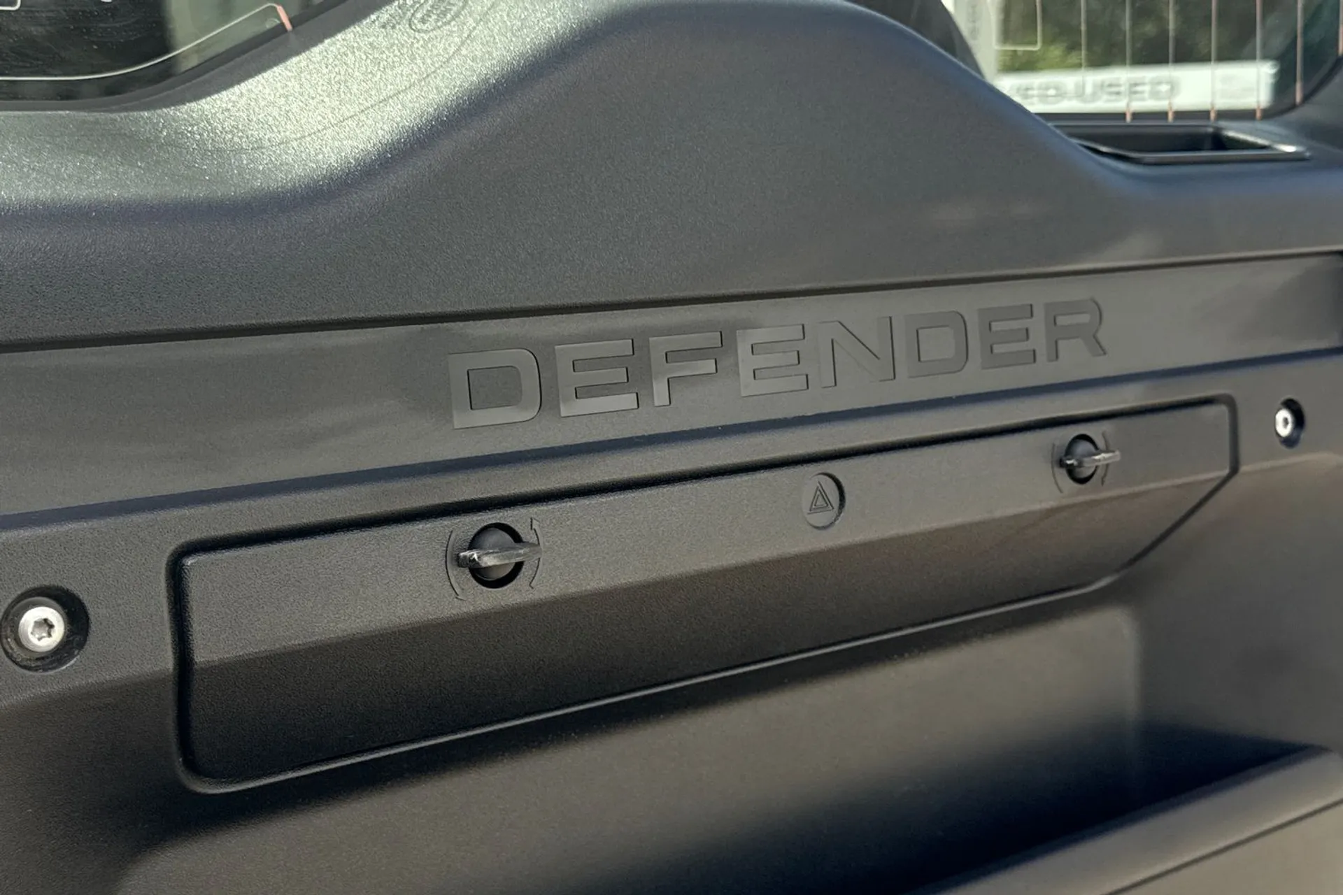 LAND ROVER Defender 90 thumbnail image number 34