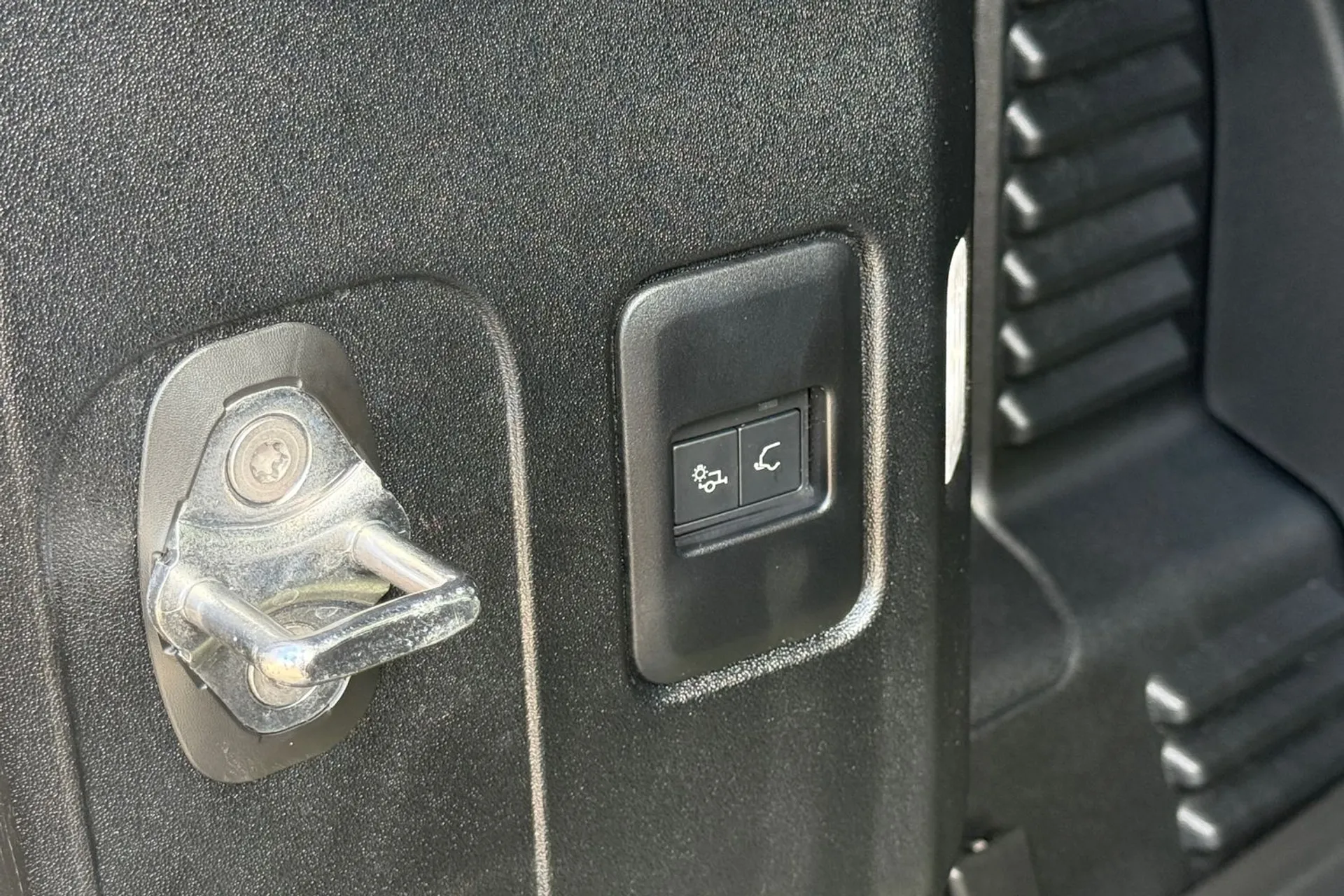 LAND ROVER Defender 90 thumbnail image number 46