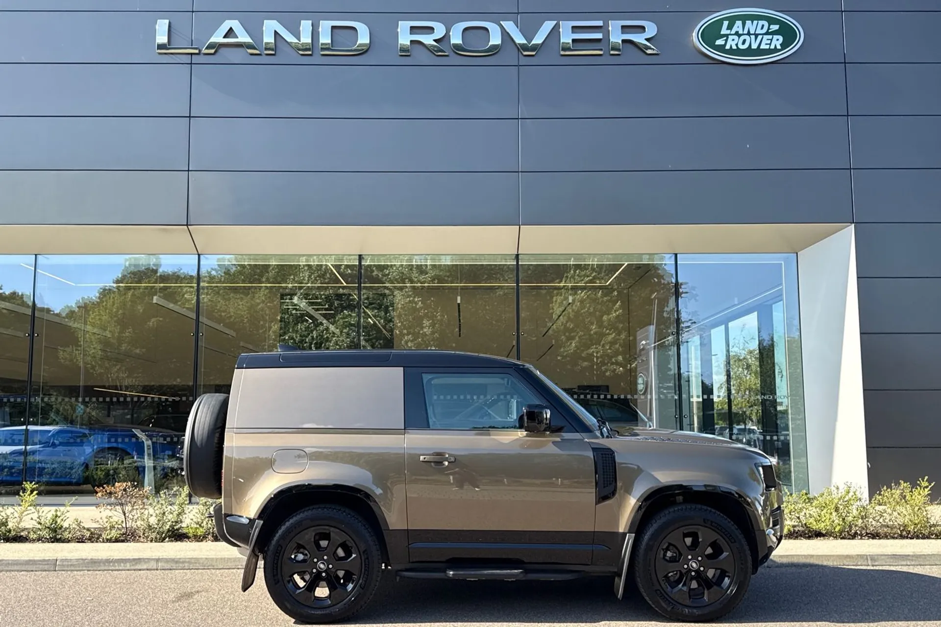 LAND ROVER Defender 90 thumbnail image number 2