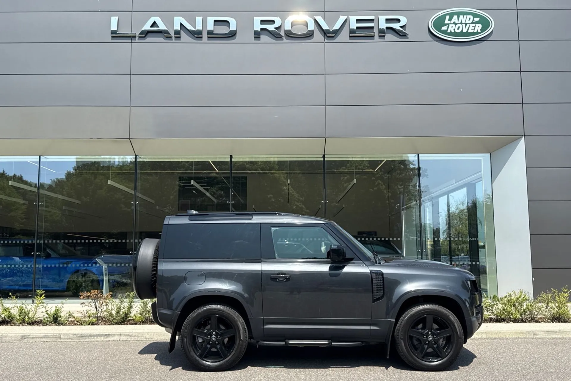 LAND ROVER DEFENDER thumbnail image number 2