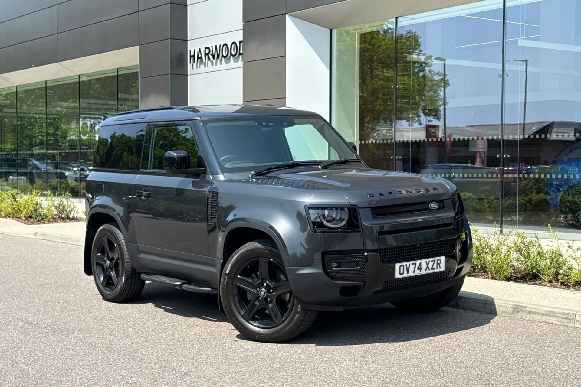 LAND ROVER DEFENDER focused image
