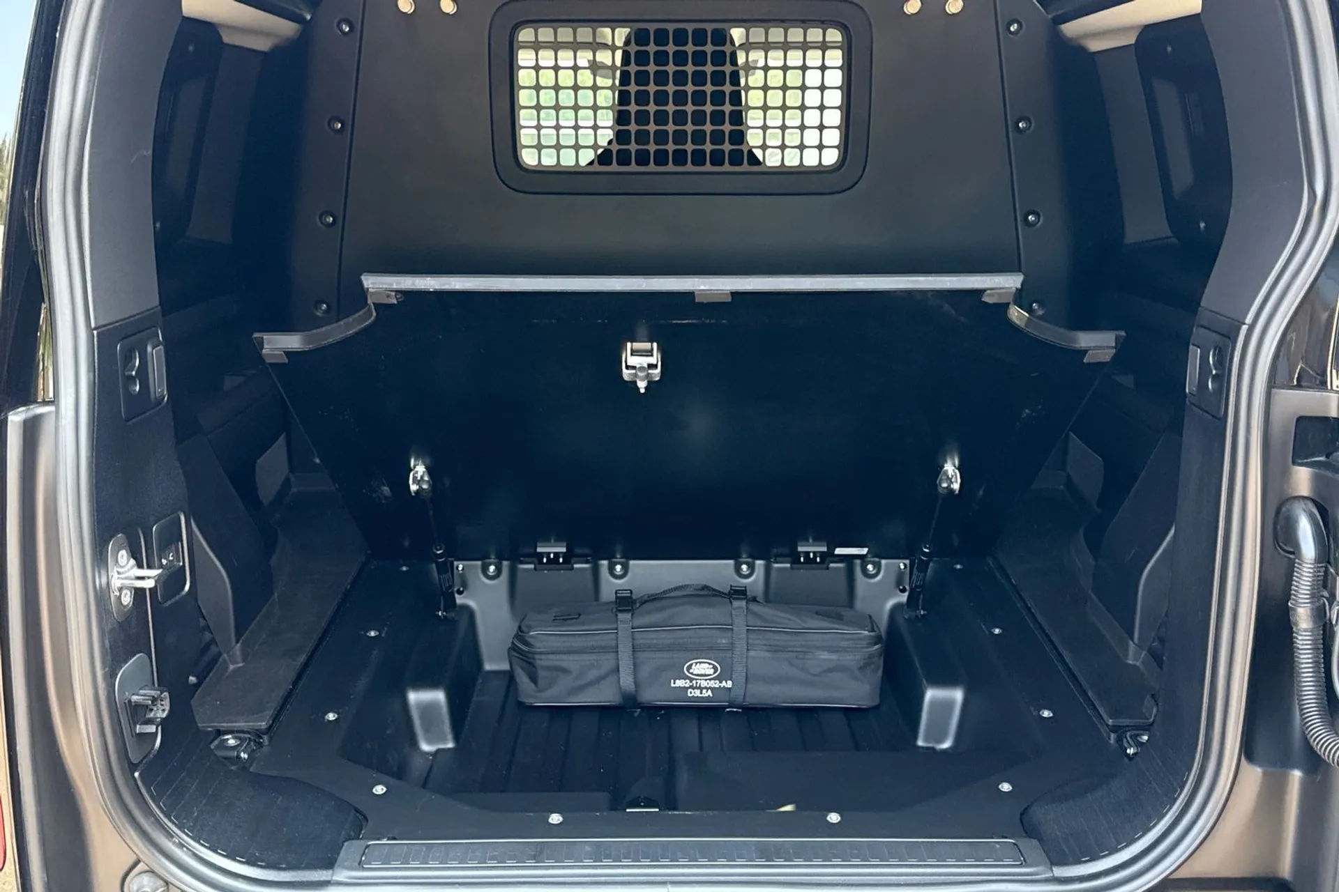 LAND ROVER DEFENDER thumbnail image number 30