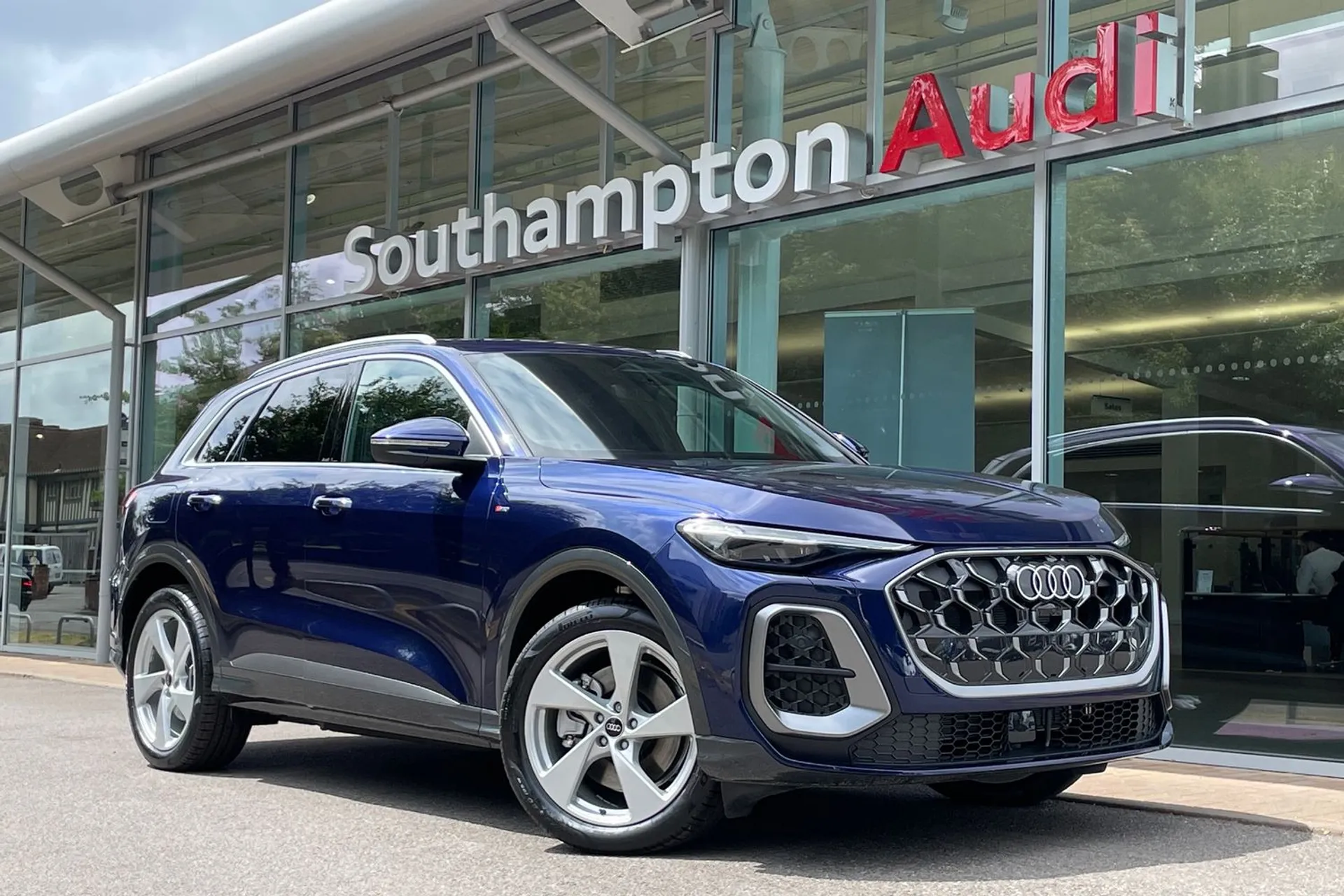 Audi Q5 focused image