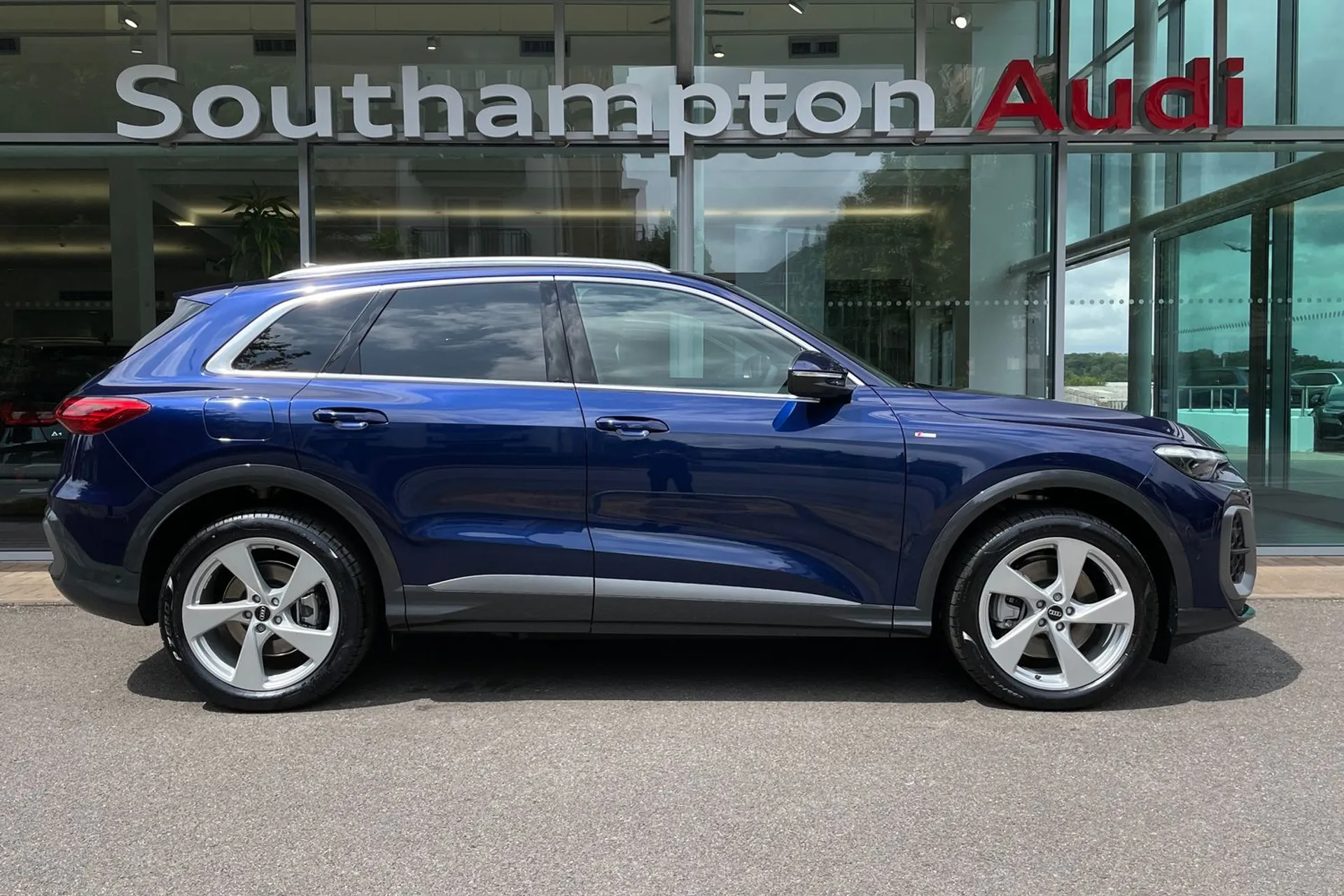 Audi Q5 thumbnail image number 2