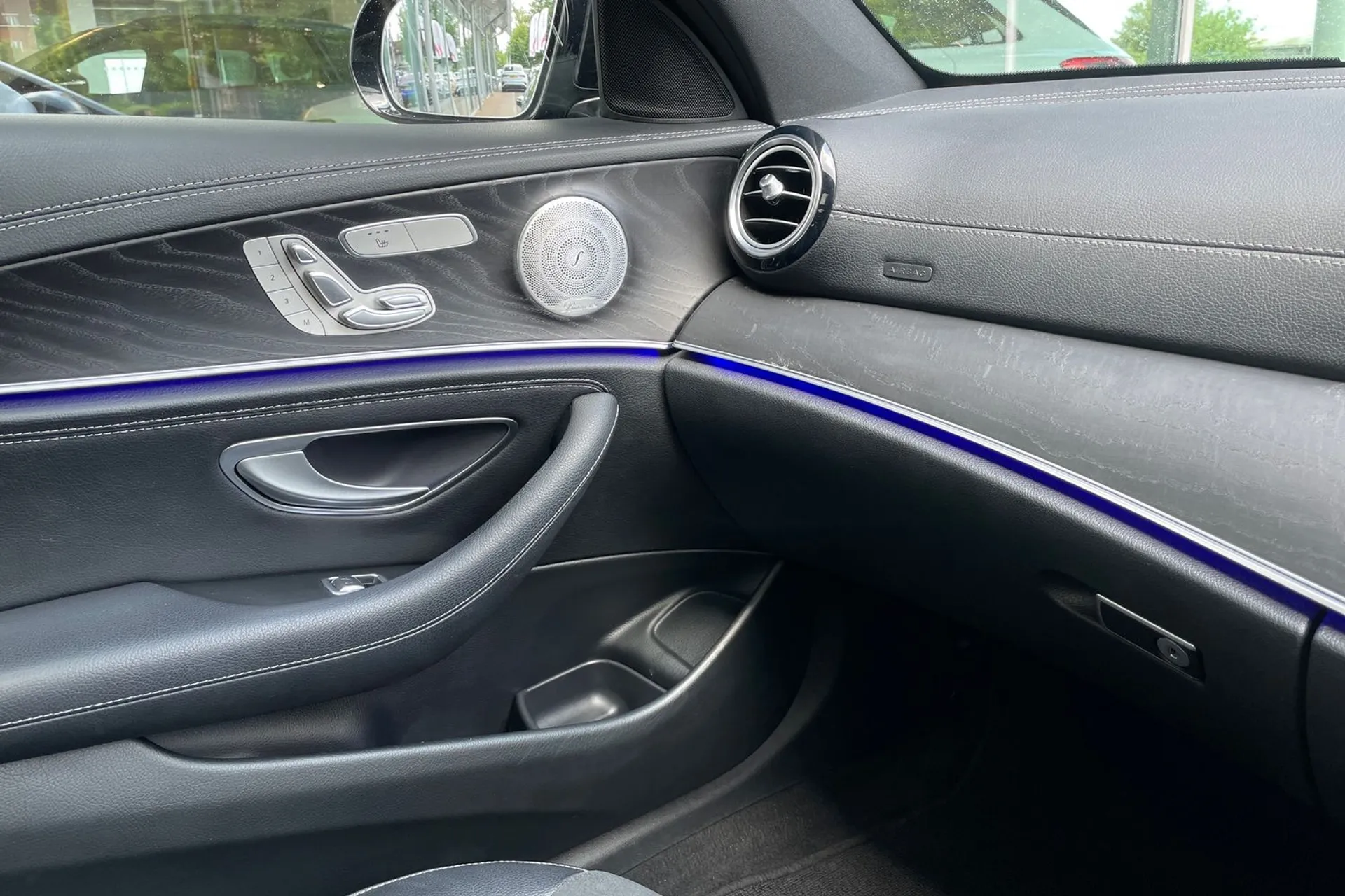 MERCEDES-BENZ E CLASS thumbnail image number 39