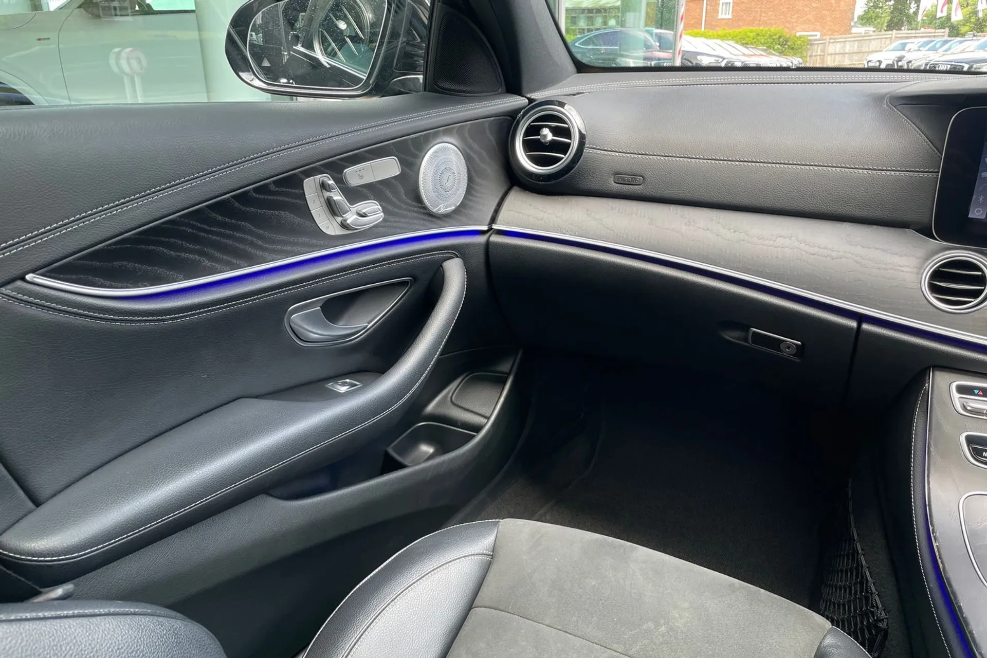 MERCEDES-BENZ E CLASS thumbnail image number 31