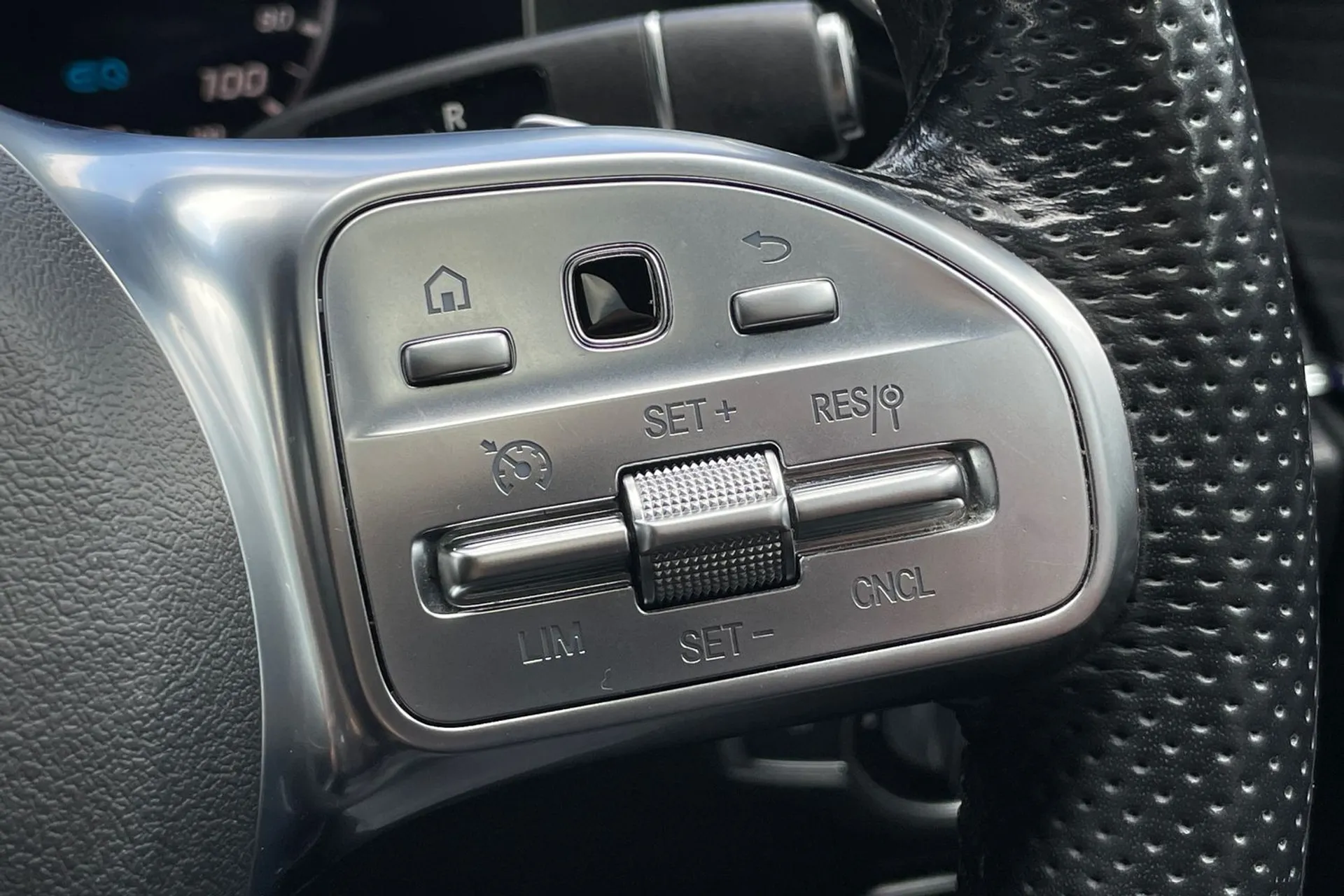 MERCEDES-BENZ E CLASS thumbnail image number 36