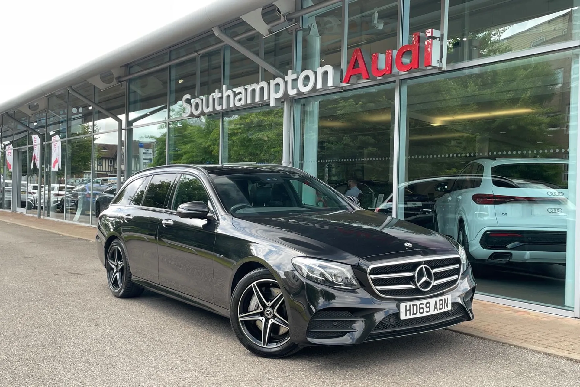 MERCEDES-BENZ E CLASS focused image