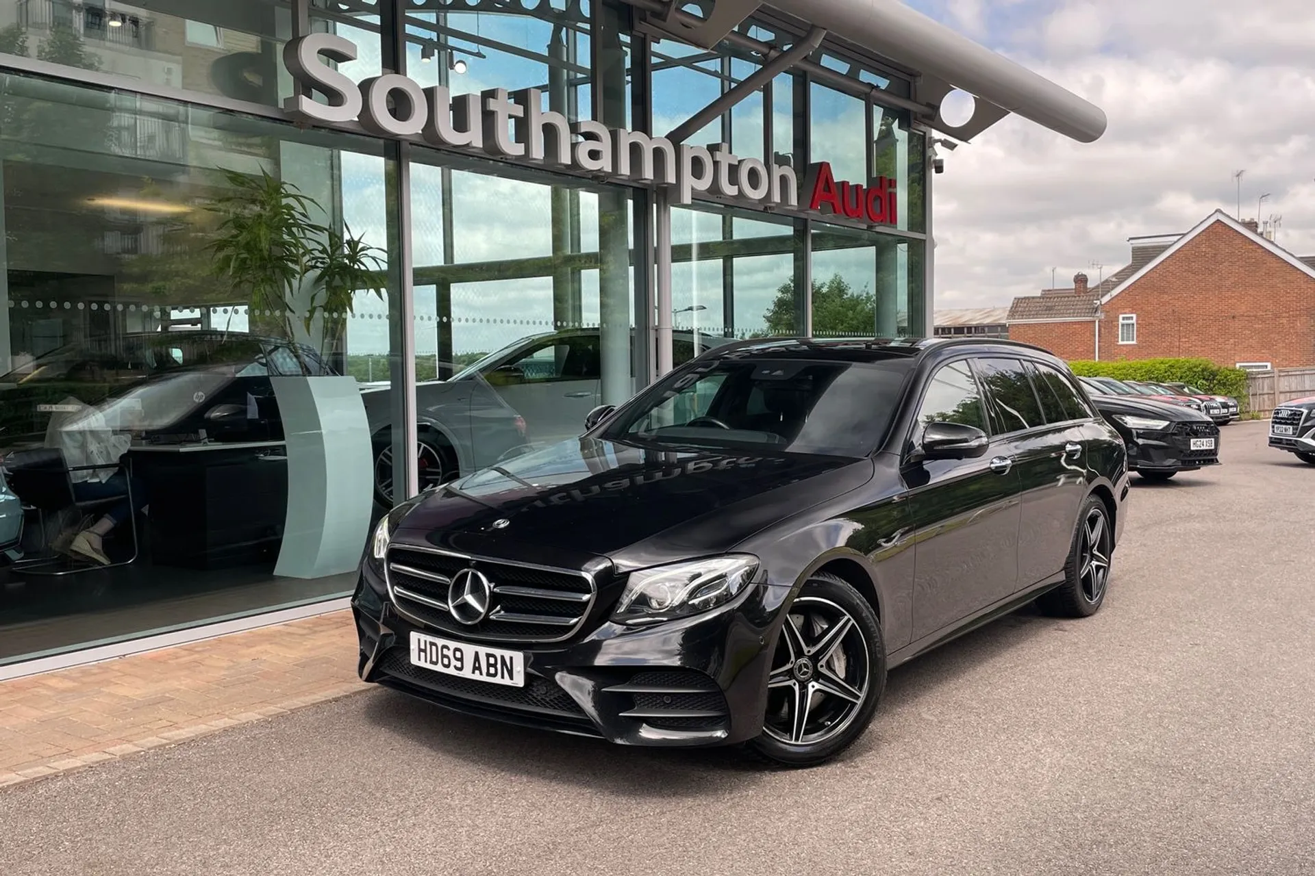 MERCEDES-BENZ E CLASS thumbnail image number 10