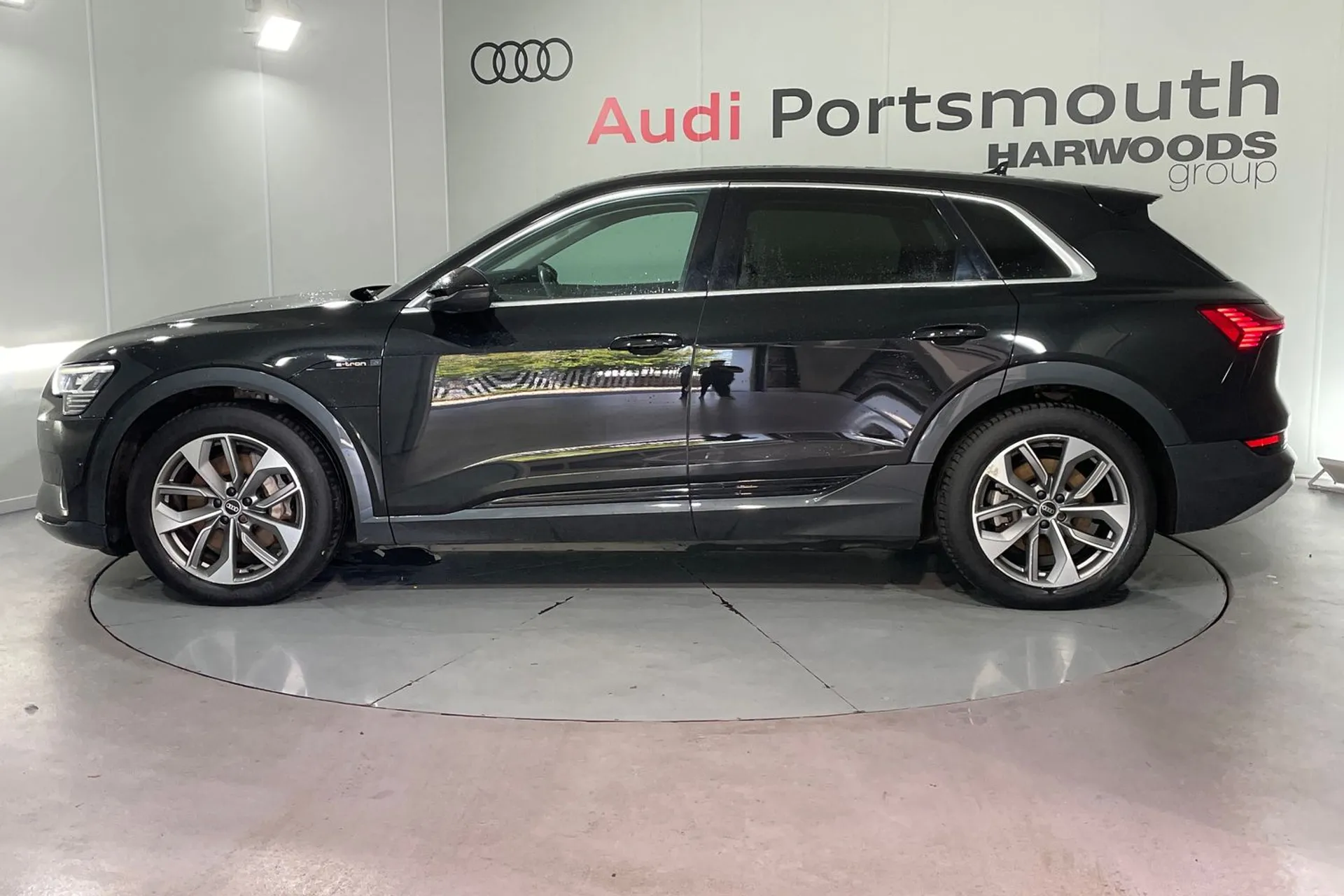Audi e-tron thumbnail image number 10