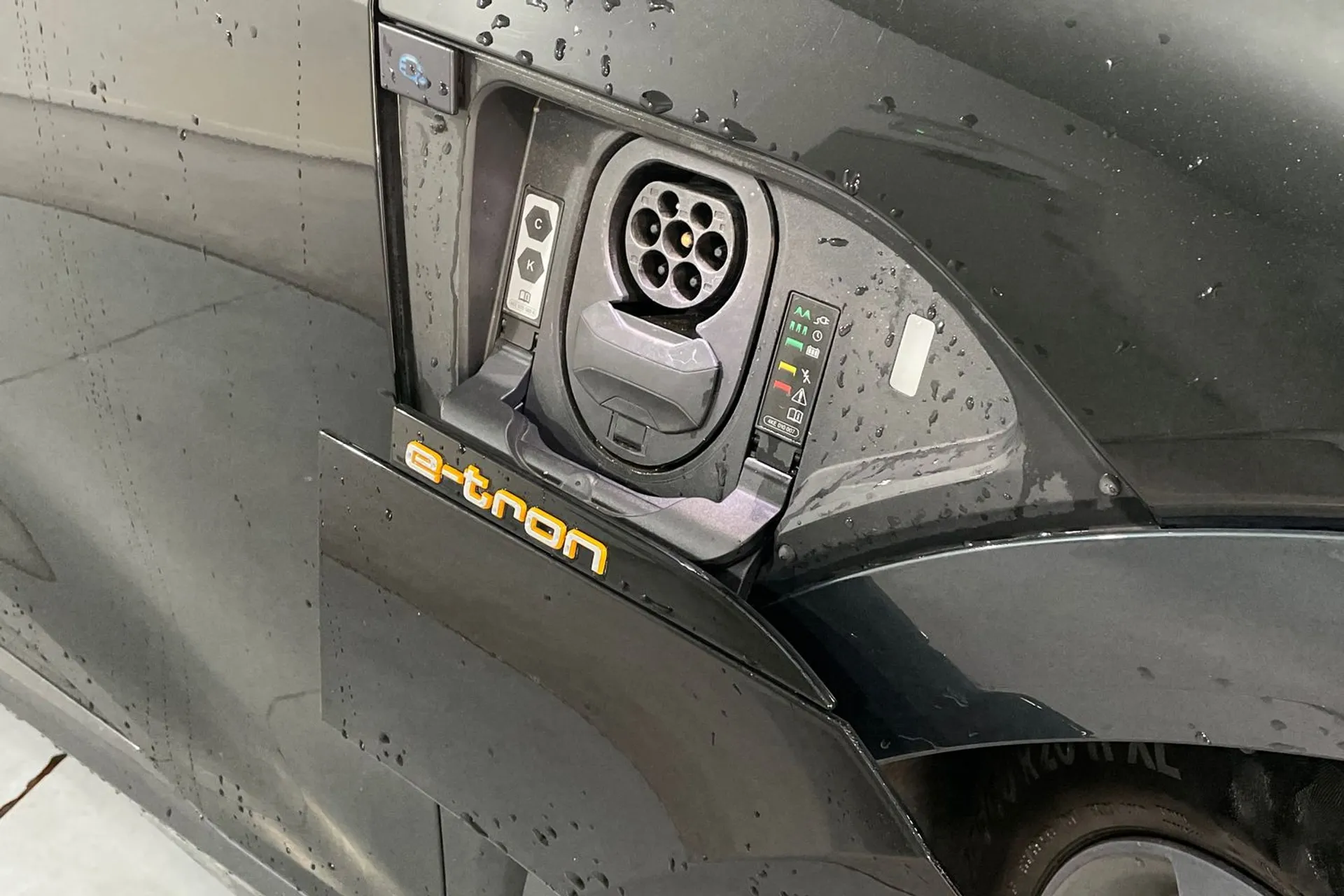 Audi e-tron thumbnail image number 18