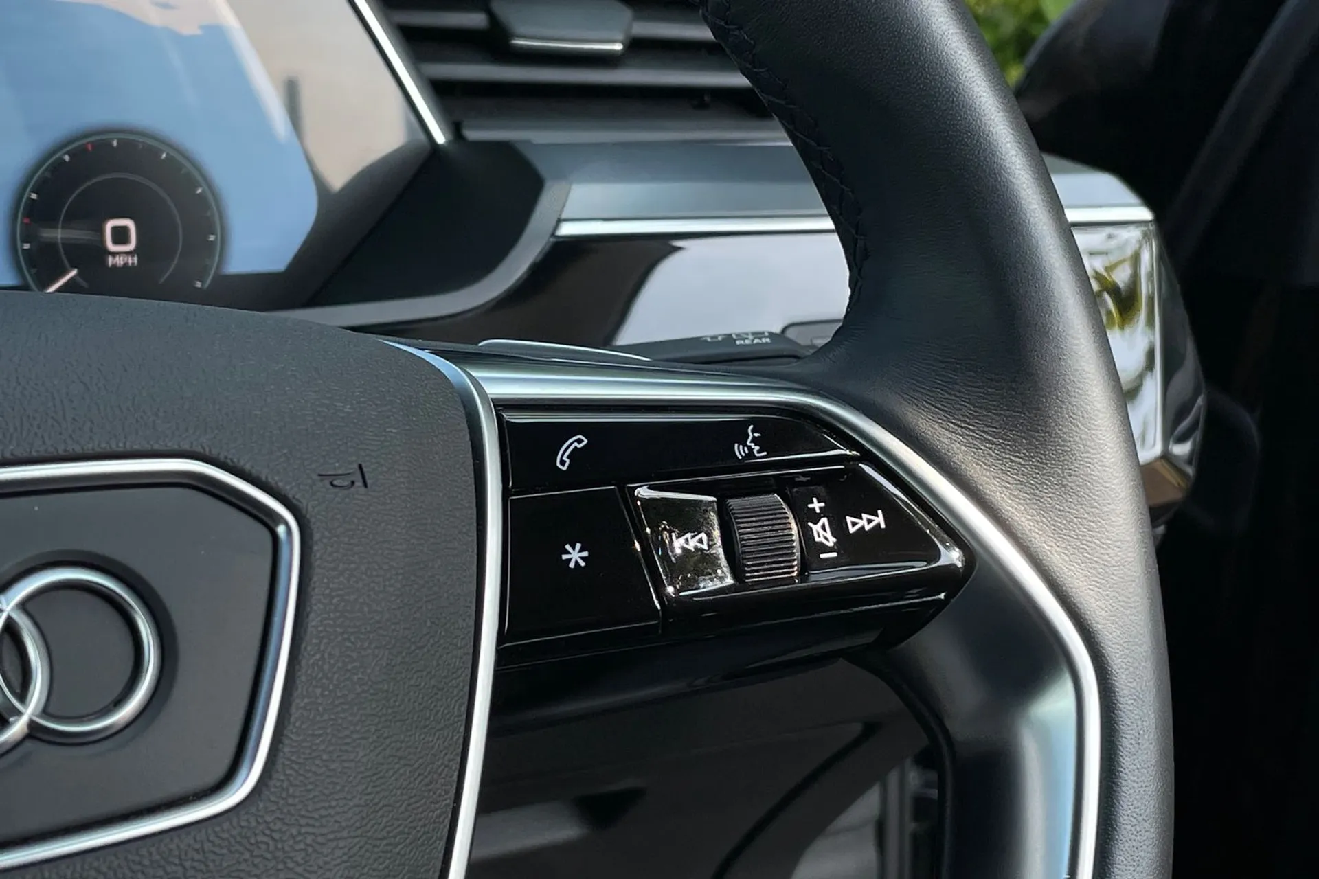 Audi e-tron thumbnail image number 39