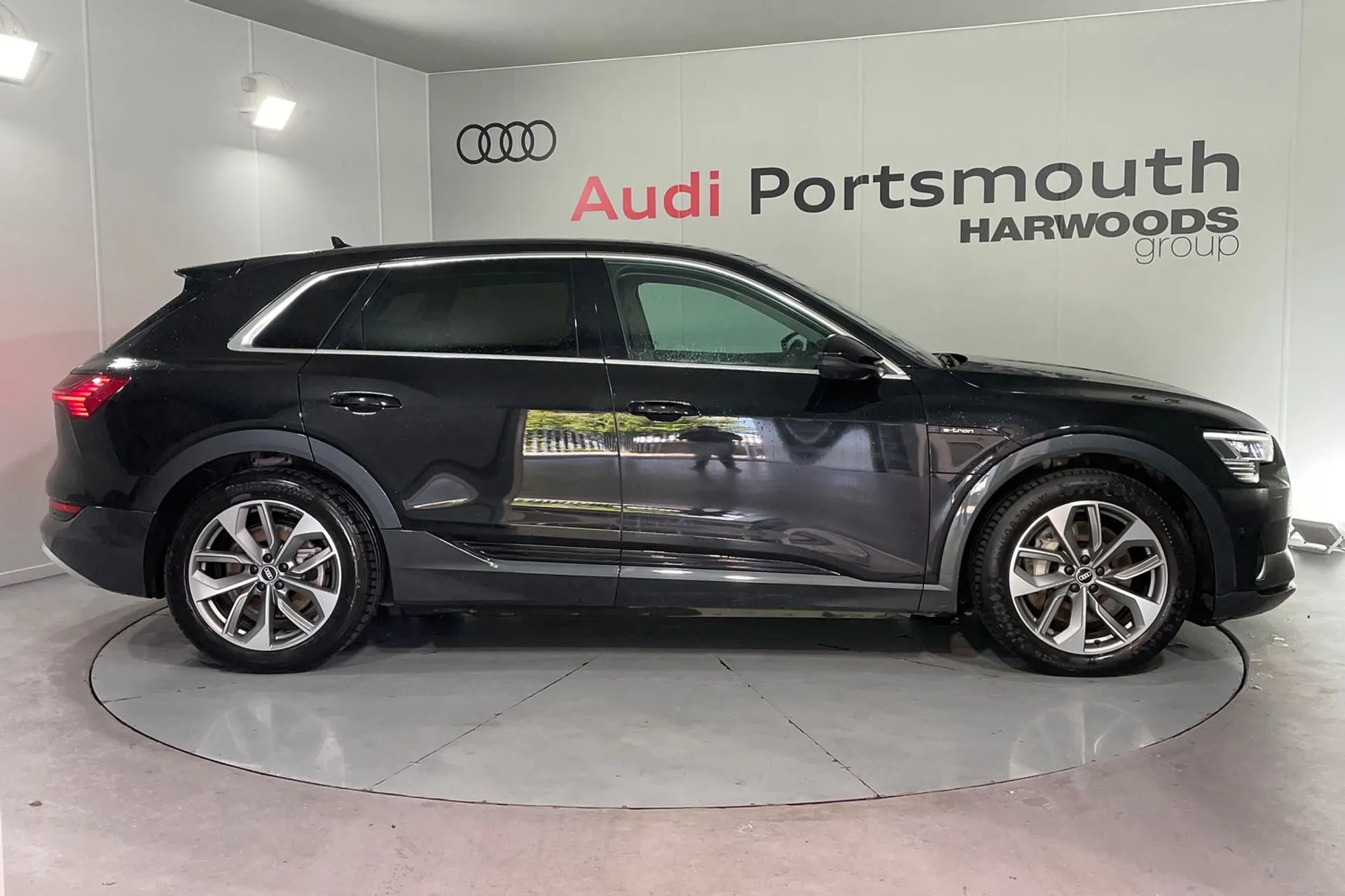 Audi e-tron thumbnail image number 2
