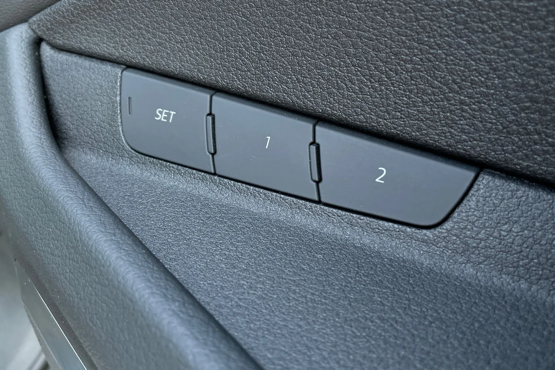 Audi e-tron thumbnail image number 24