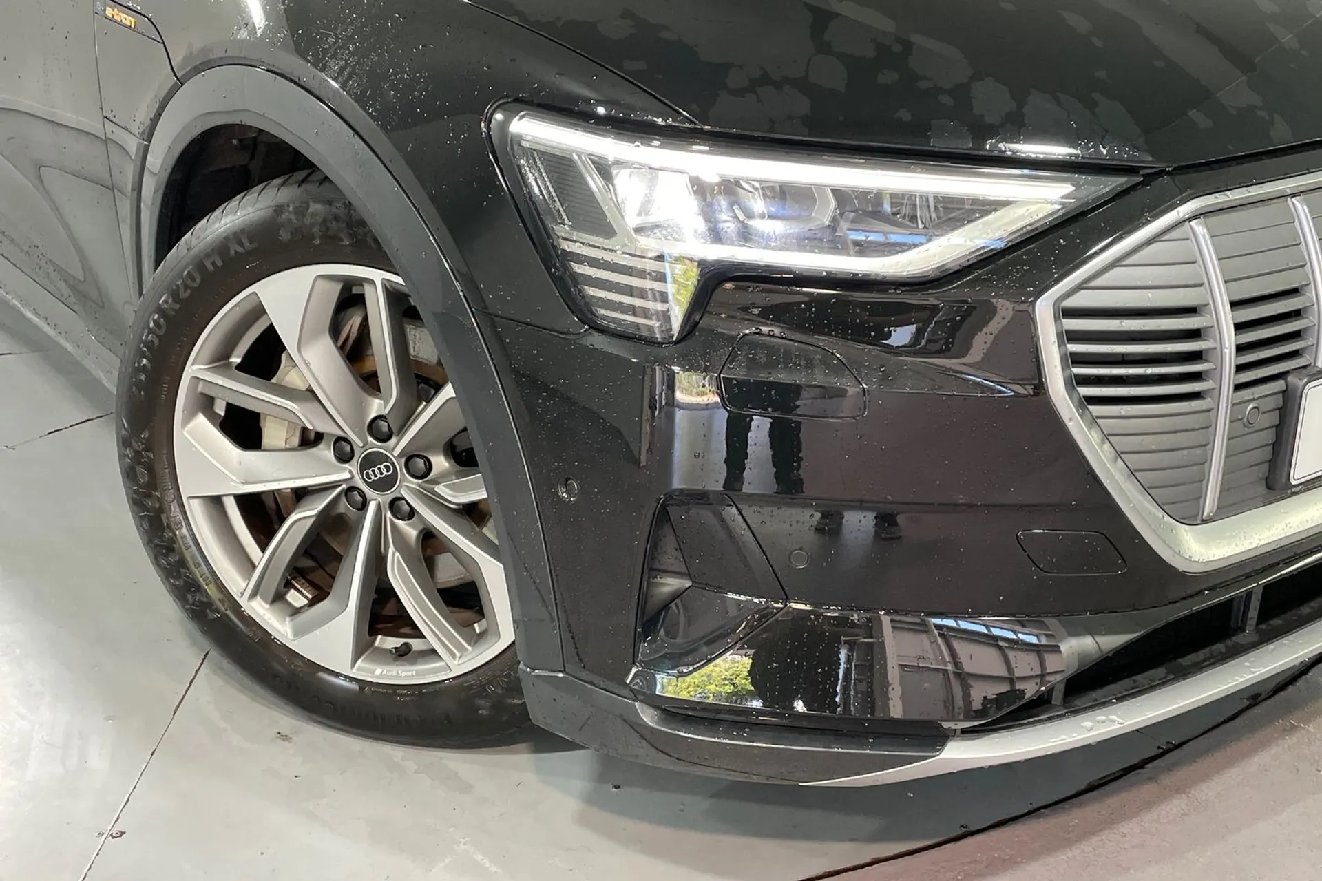 Audi e-tron thumbnail image number 6