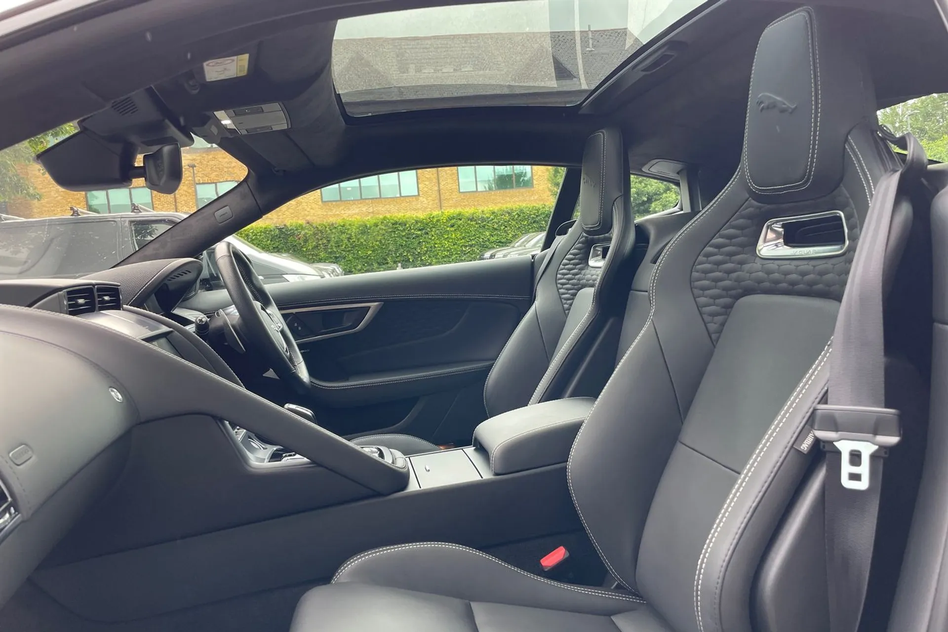 Jaguar F-TYPE thumbnail image number 40