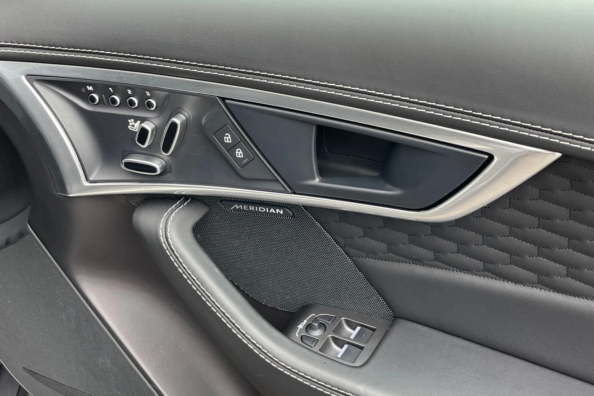 Jaguar F-TYPE thumbnail image number 24