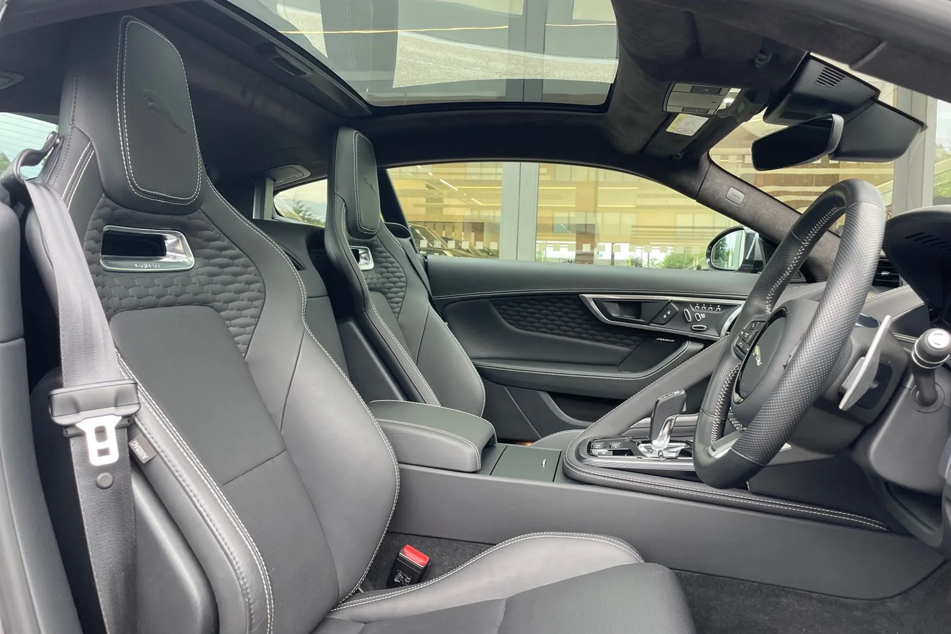 Jaguar F-TYPE thumbnail image number 38