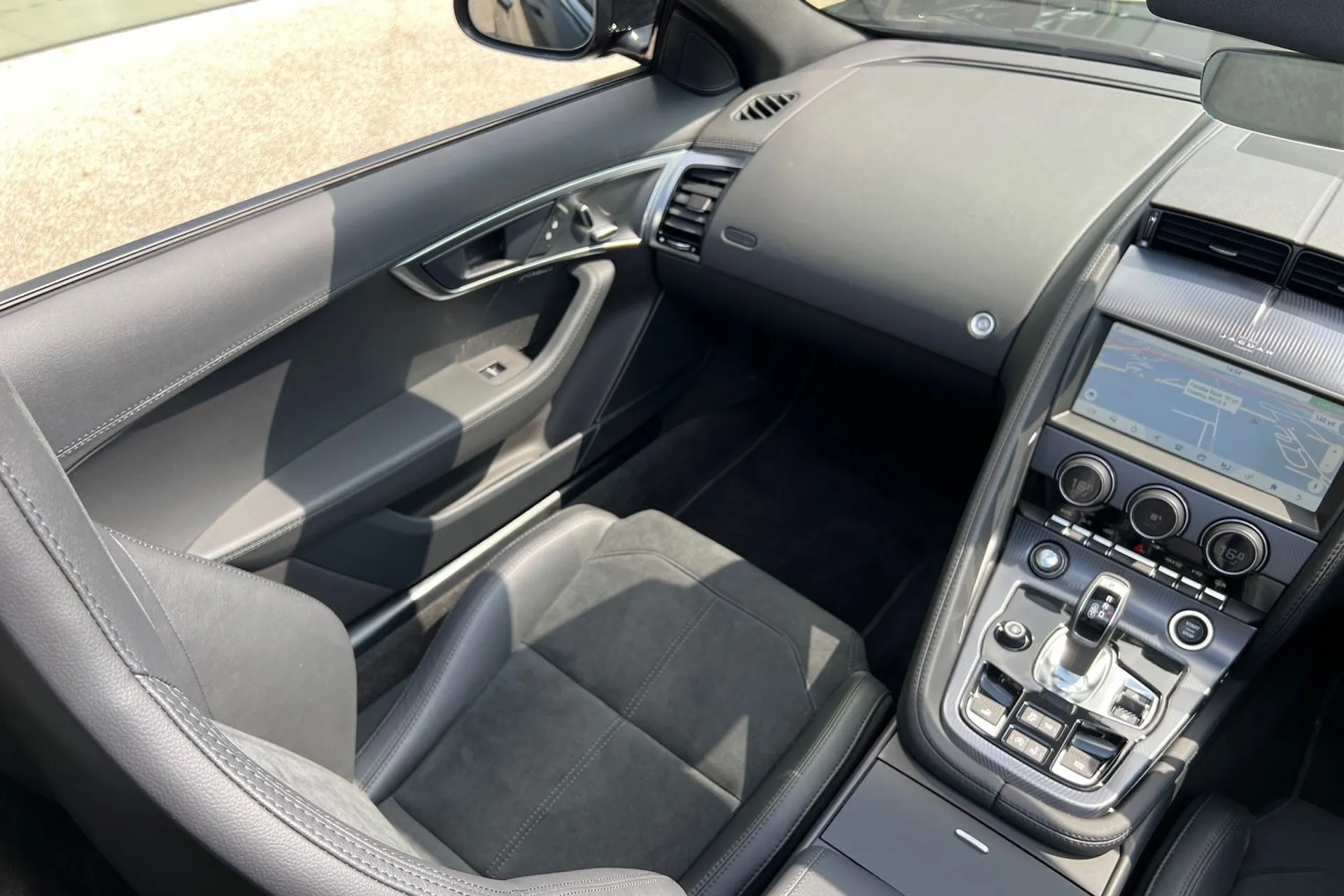 Jaguar F-TYPE thumbnail image number 23