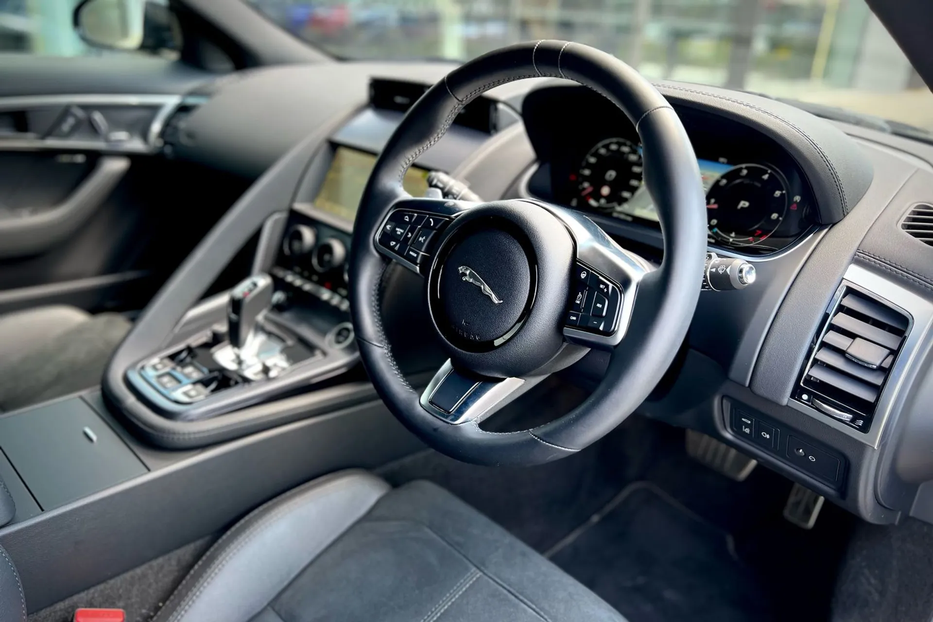 Jaguar F-TYPE thumbnail image number 38