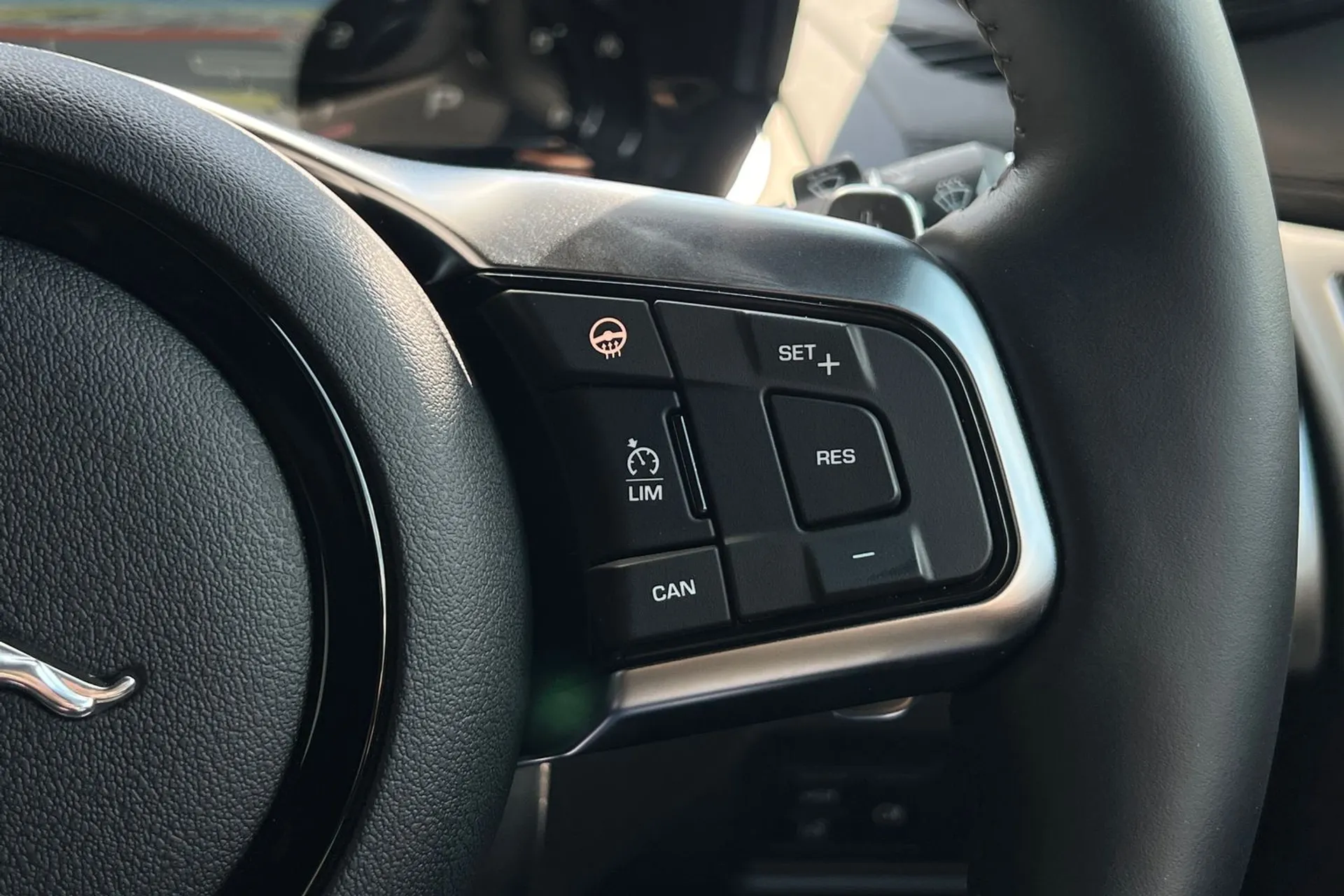 Jaguar F-TYPE thumbnail image number 44