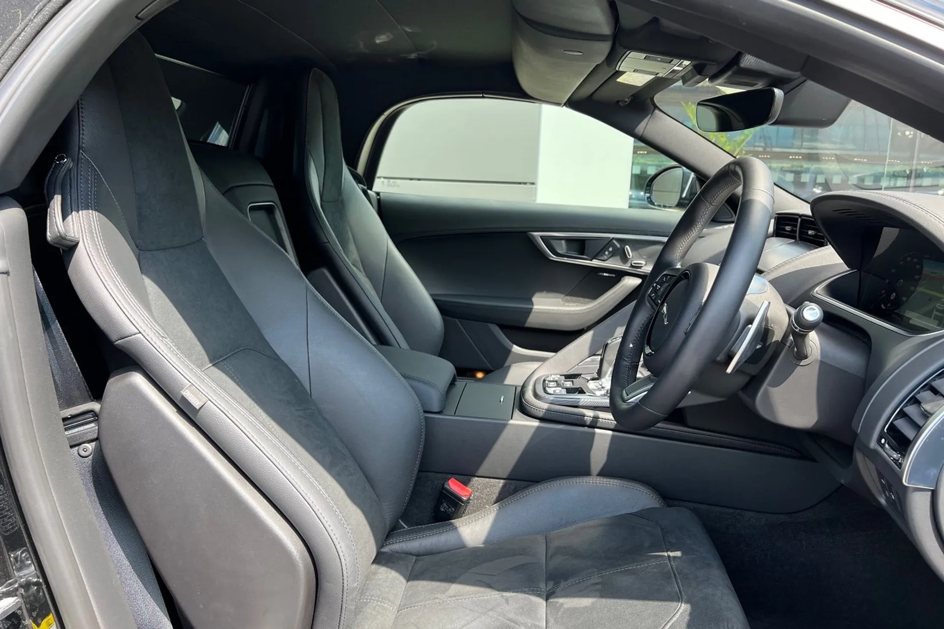 Jaguar F-TYPE thumbnail image number 37