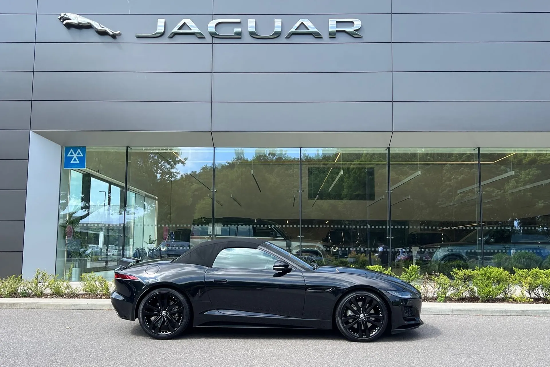 Jaguar F-TYPE thumbnail image number 3