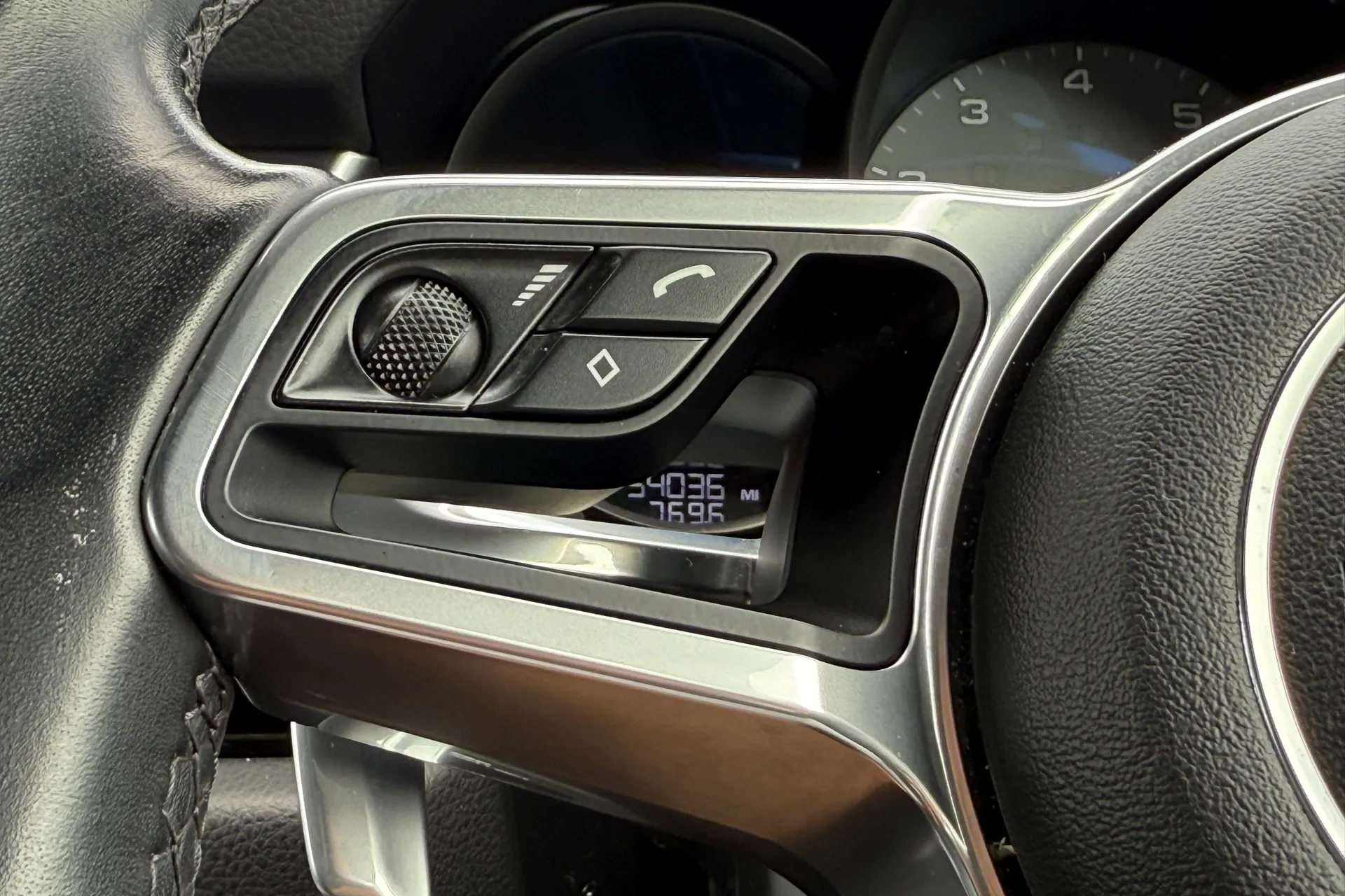 Porsche MACAN thumbnail image number 38