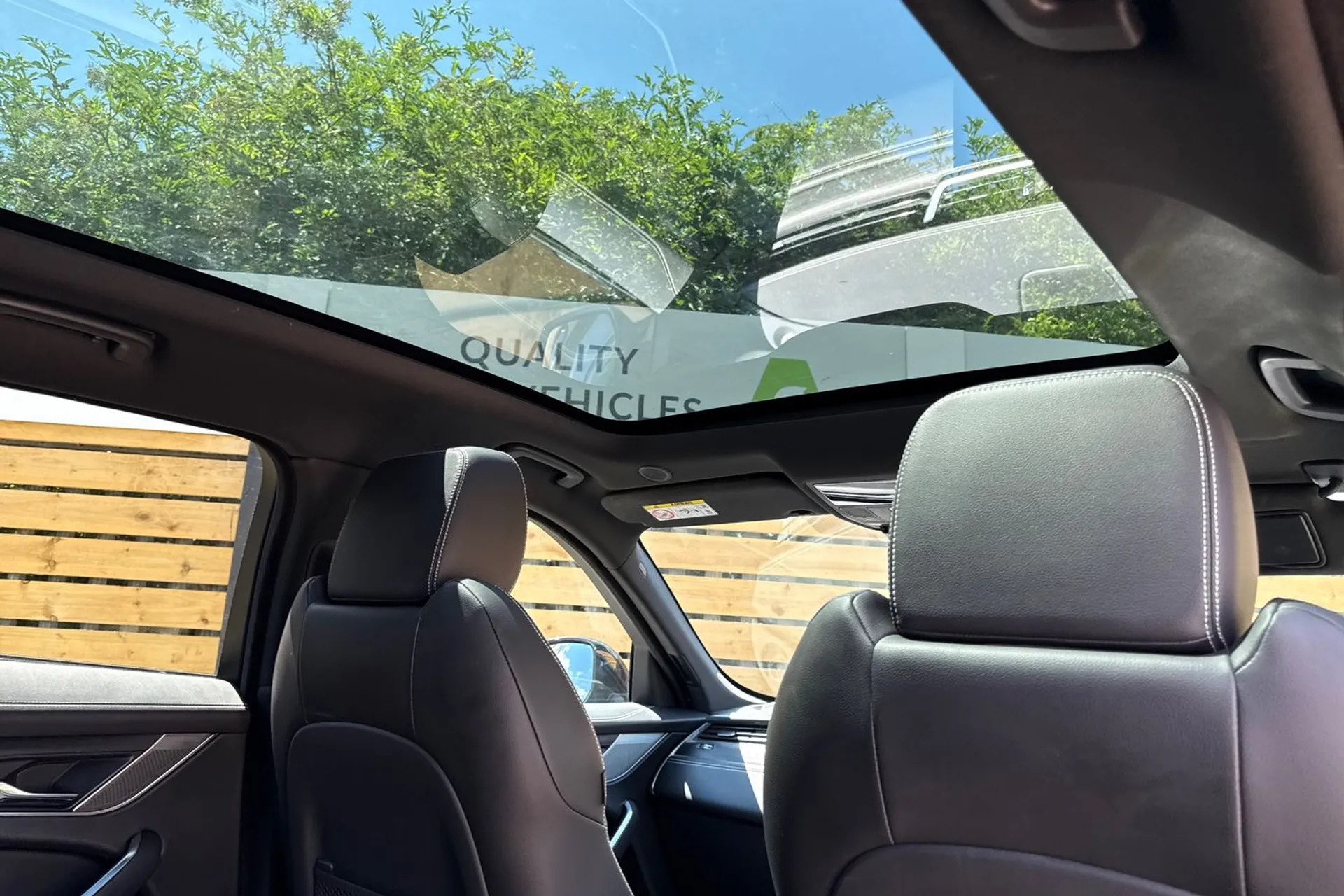 Jaguar F-PACE thumbnail image number 28