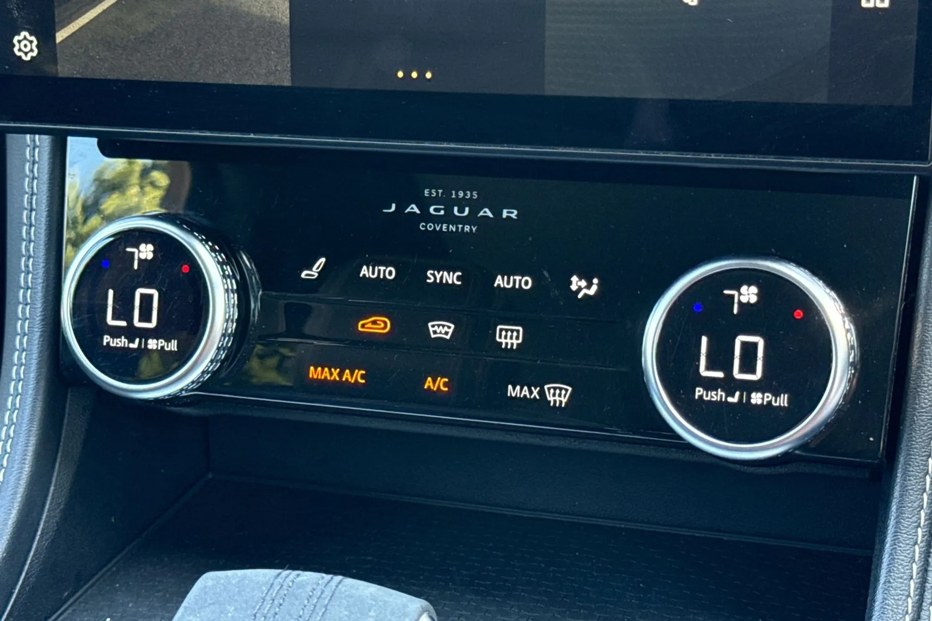 Jaguar F-PACE thumbnail image number 40
