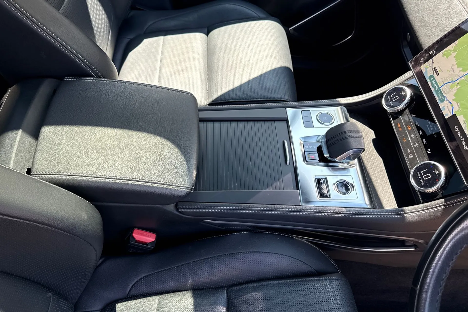 Jaguar F-PACE thumbnail image number 42