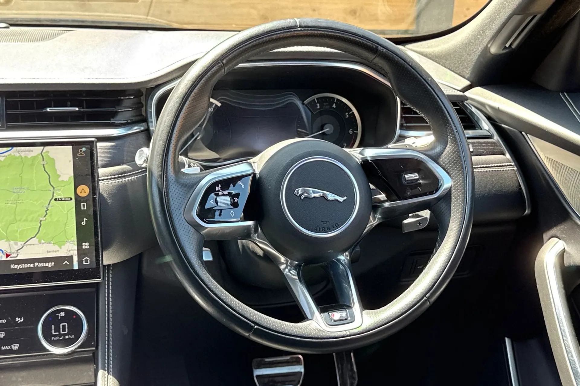 Jaguar F-PACE thumbnail image number 34