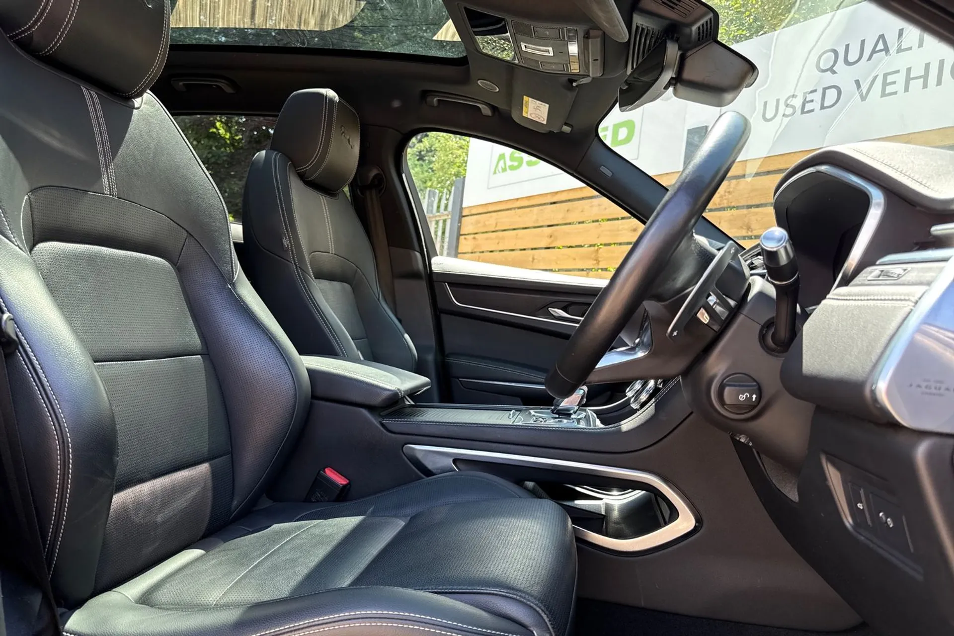 Jaguar F-PACE thumbnail image number 24