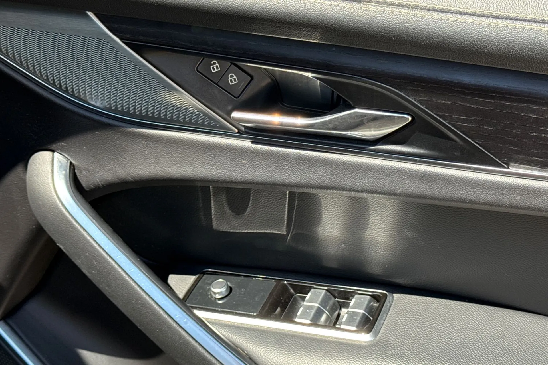 Jaguar F-PACE thumbnail image number 44