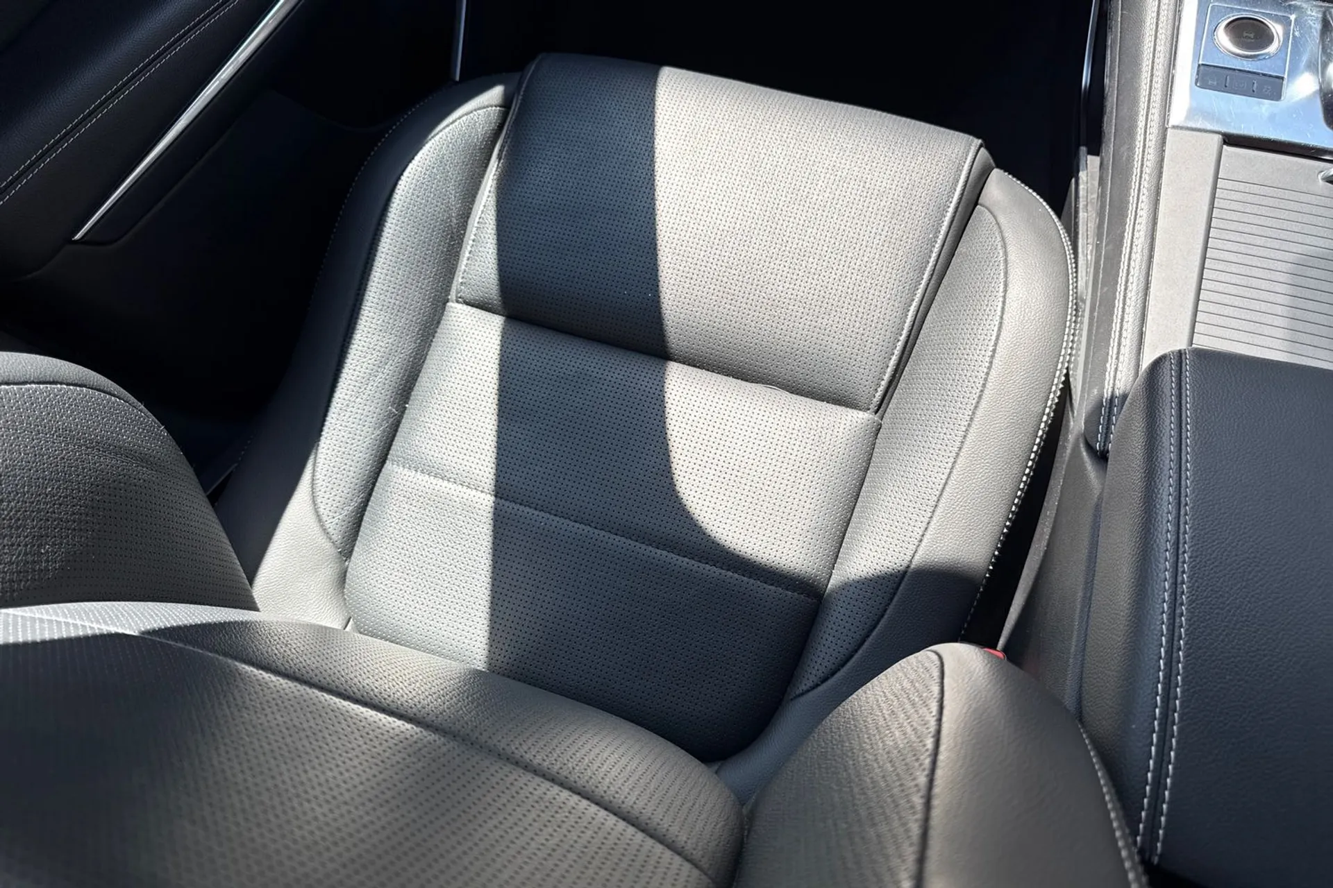 Jaguar F-PACE thumbnail image number 32
