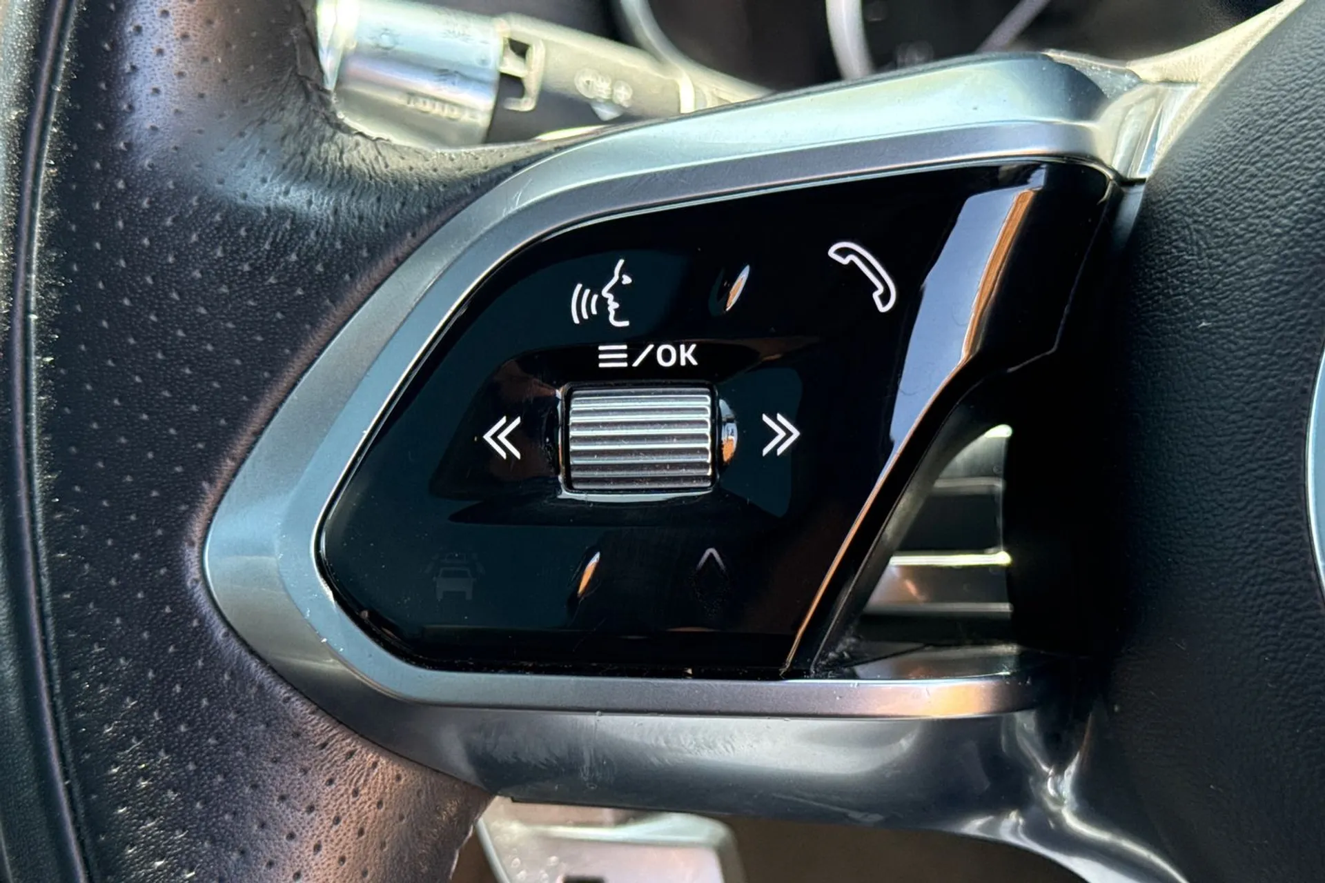 Jaguar F-PACE thumbnail image number 36