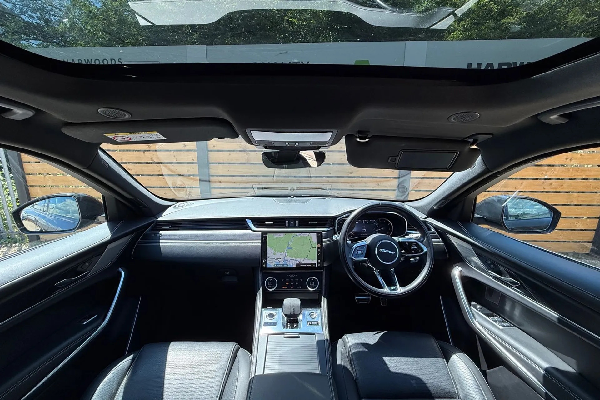 Jaguar F-PACE thumbnail image number 31