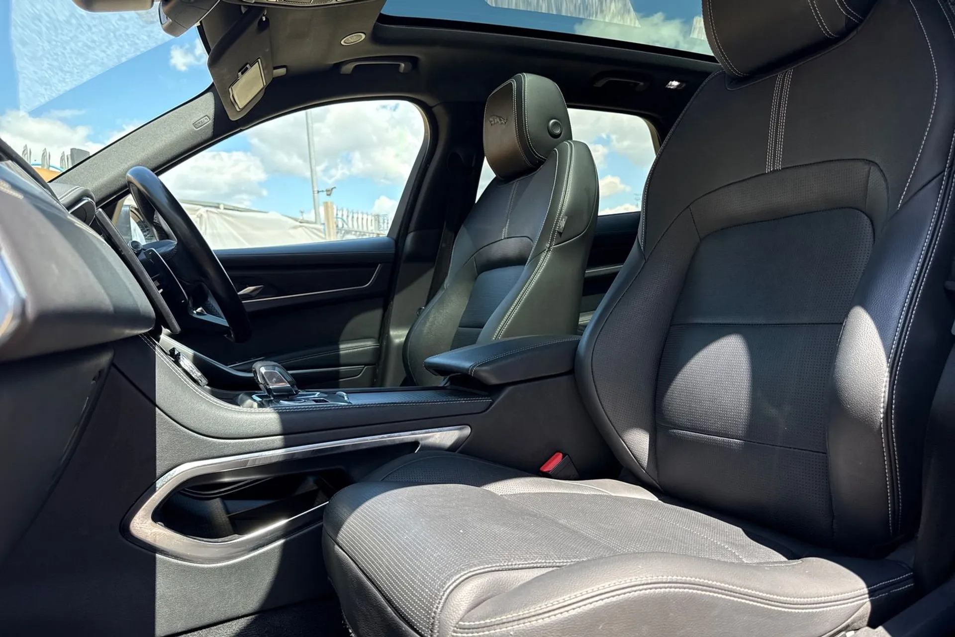 Jaguar F-PACE thumbnail image number 27