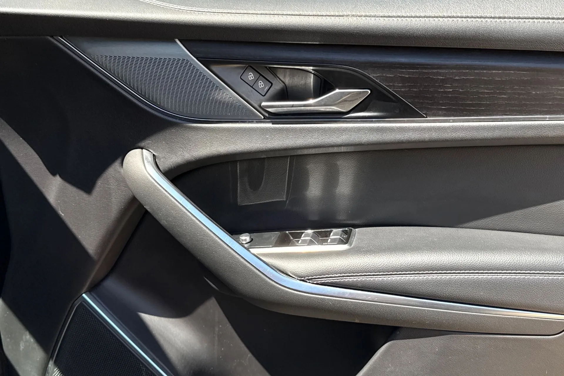 Jaguar F-PACE thumbnail image number 41