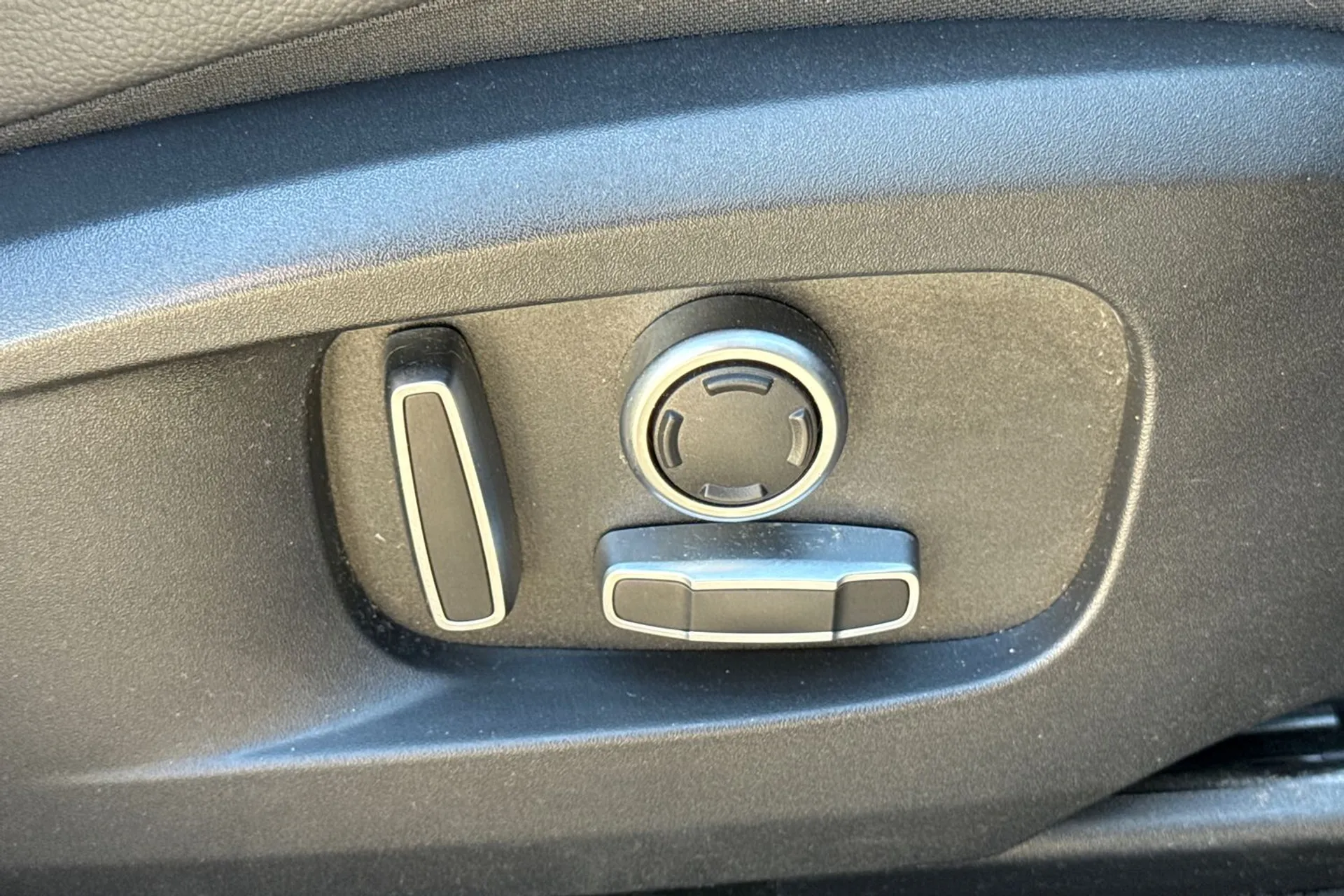 Jaguar F-PACE thumbnail image number 43