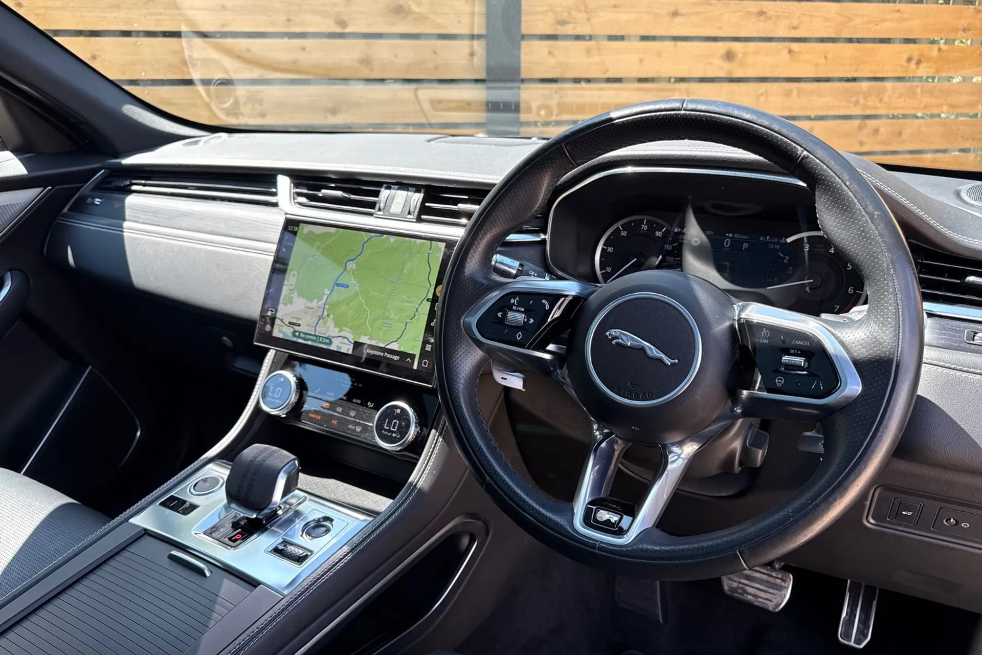 Jaguar F-PACE thumbnail image number 25