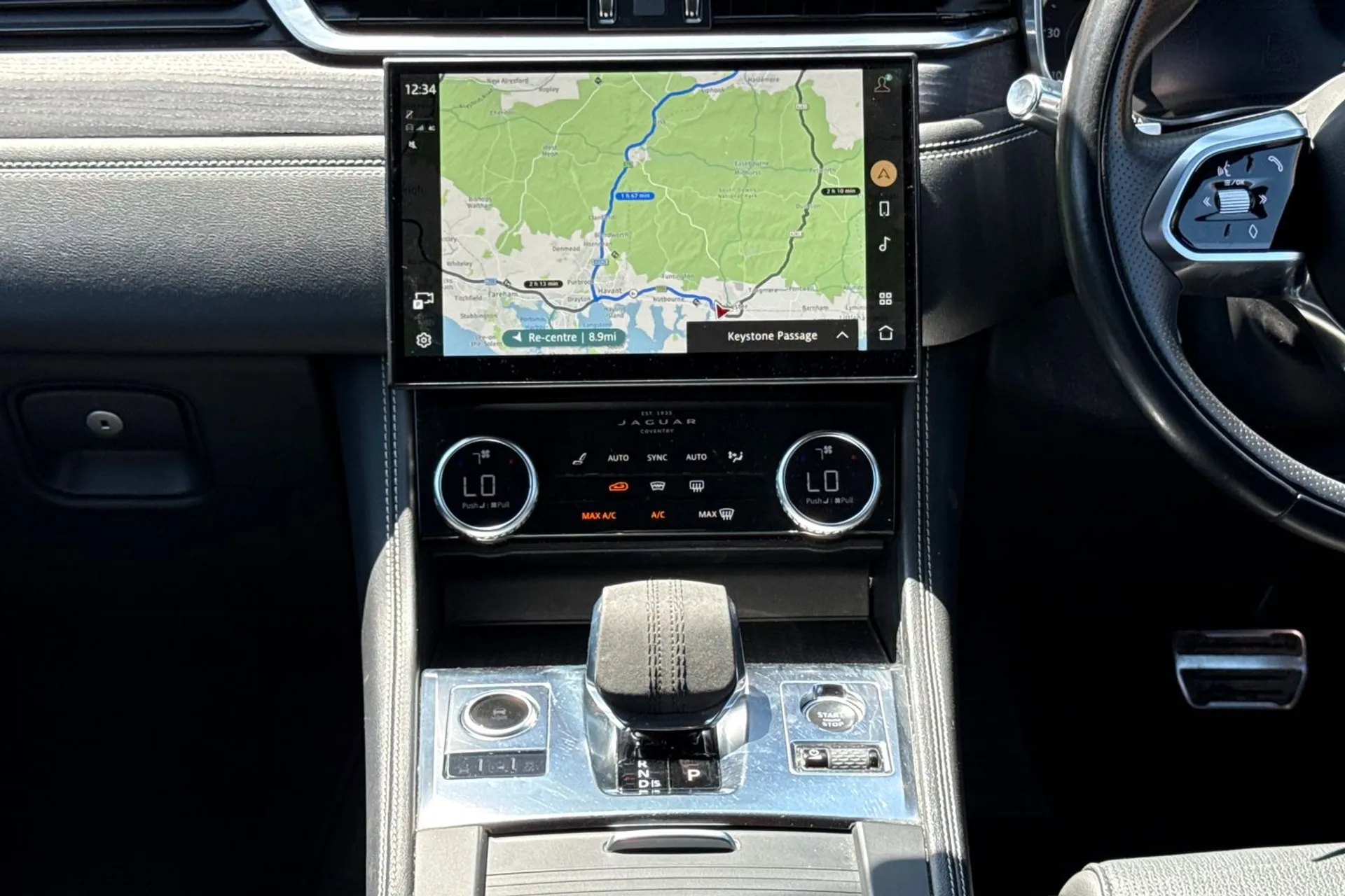 Jaguar F-PACE thumbnail image number 35