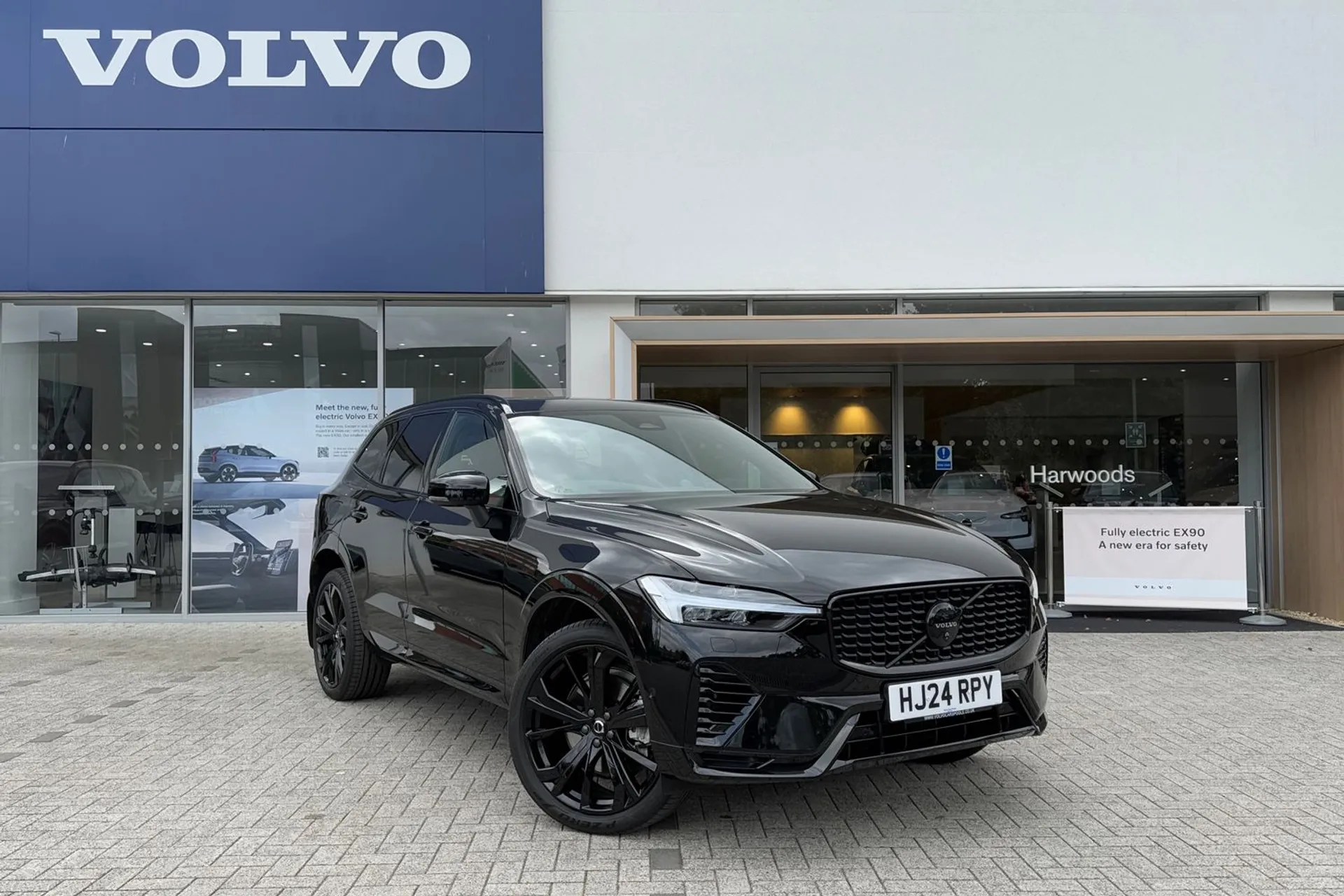 Volvo XC60 focused image